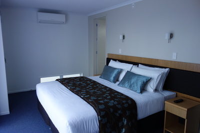 Parakai Premier Room - Kowhai -1.JPG