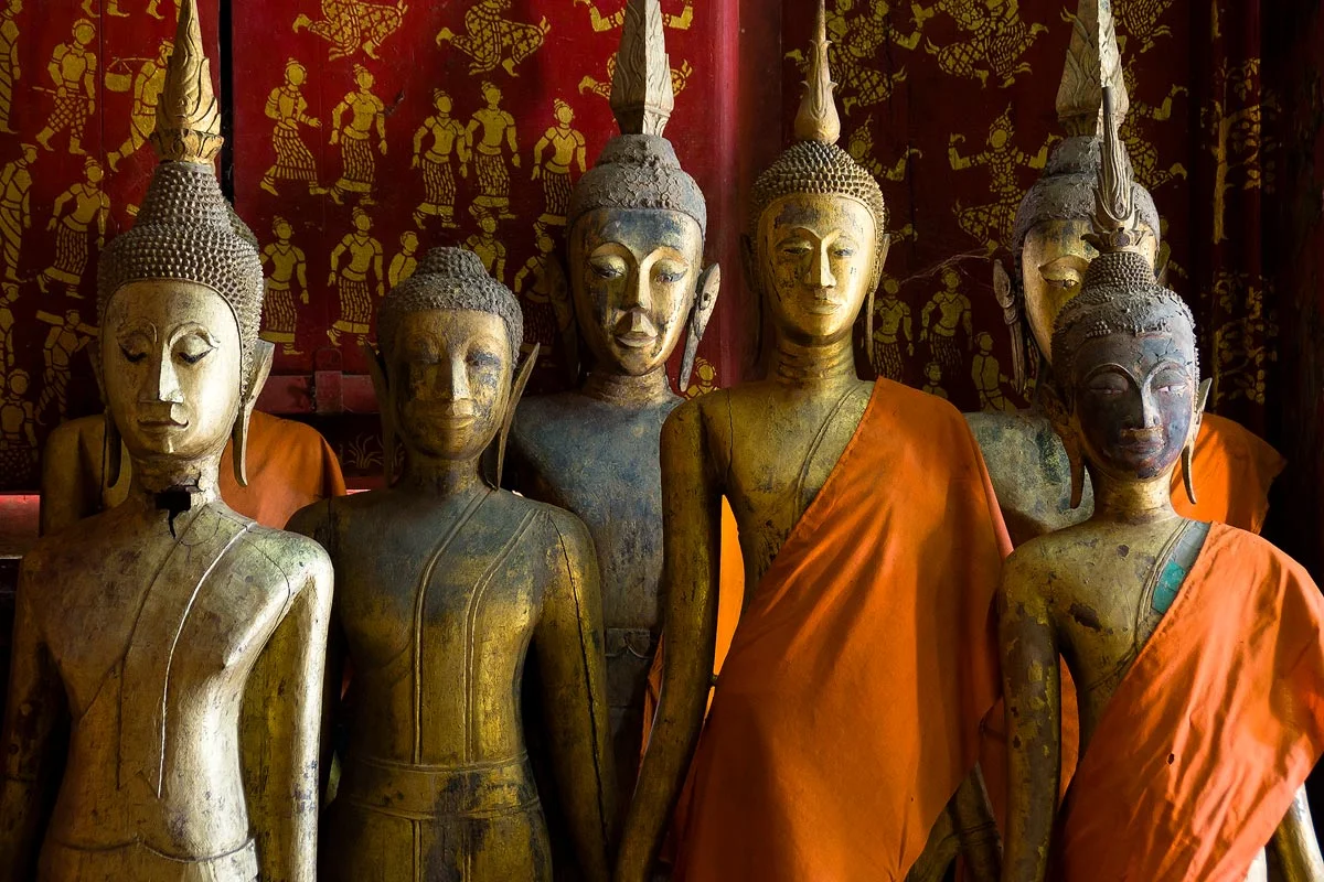 Laos-Luang-Prabang-Wat-Xieng-Thong-Buddha-statues.jpg