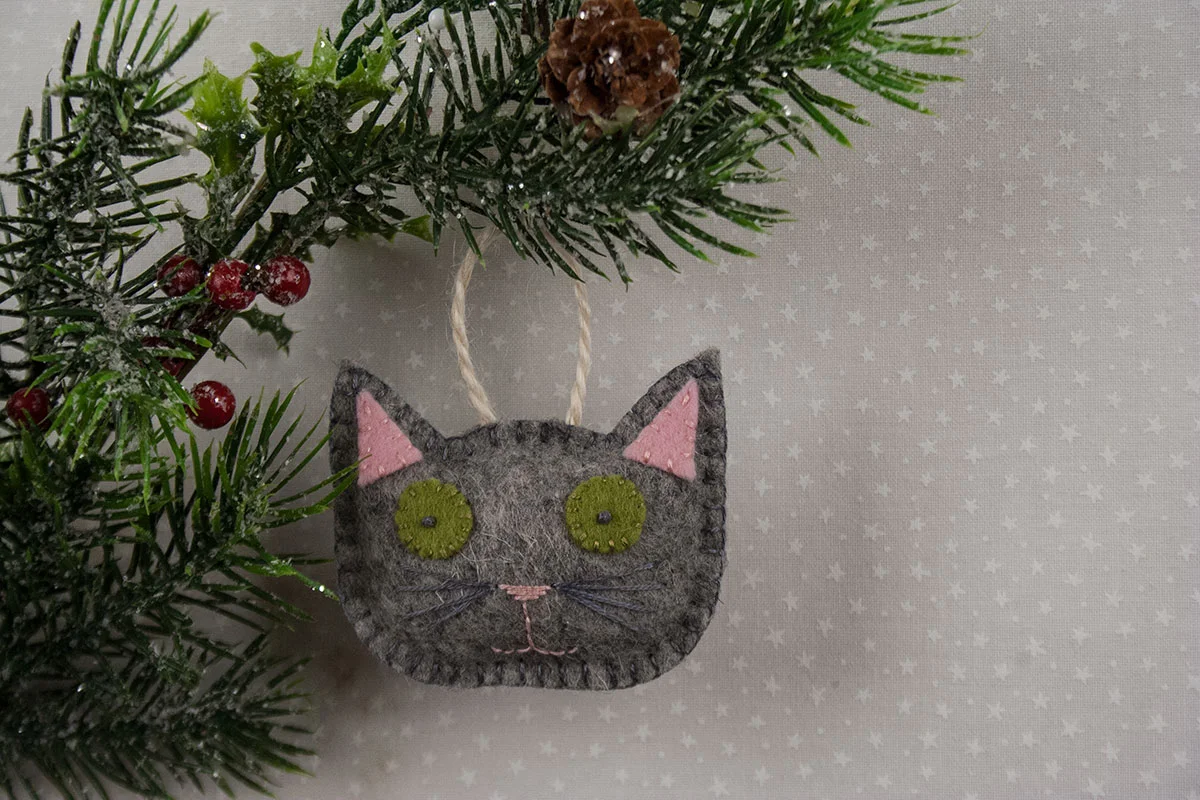 Primitive Felt Cat Ornament - A Free Pattern for Handmade Holidays