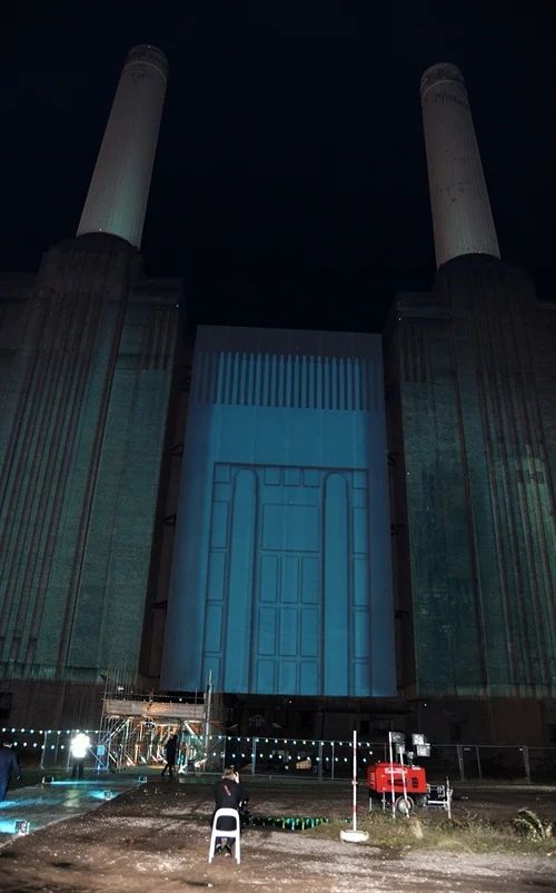 I nearly froze my fingers off last night. Just when I needed them too. See that white chair there? That's me that is, shooting the launch of EE 4G at Battersea. I'm posting this because to me this is as relevant as the next image in the life of being a photographer, and it really made me laugh out loud, but not roll on the floor. Thanks to the ever awesome Ash Knotek for shaming me.