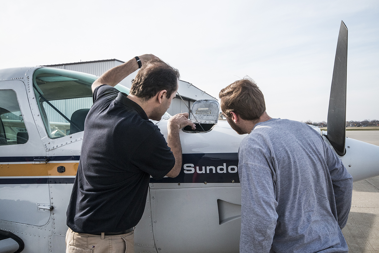 Checking the oil level