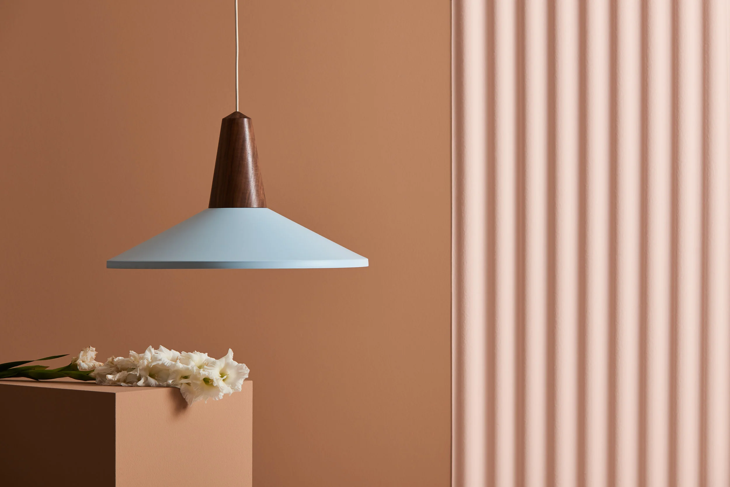 EIKON_SHELL_WALNUT_ICEBLUE_UNISON_FLOWER.jpg