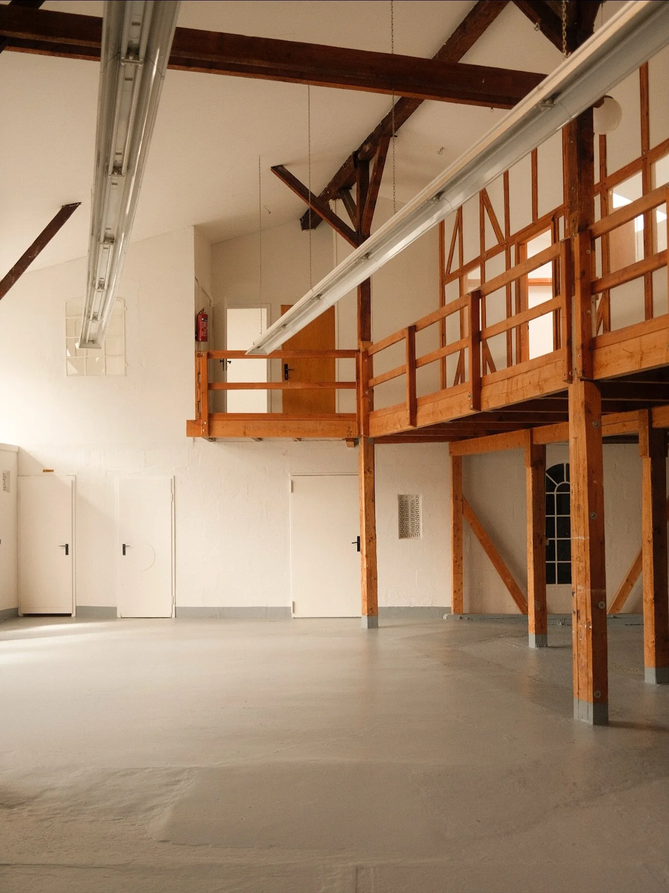 Common Ground &ndash; A new space for art, design and dialogue

Within the walls of a historic building in central Hamburg, the space gathers practitioners from across disciplines &mdash; including @wearestudiostudio , a ceramic practice rooted in cr