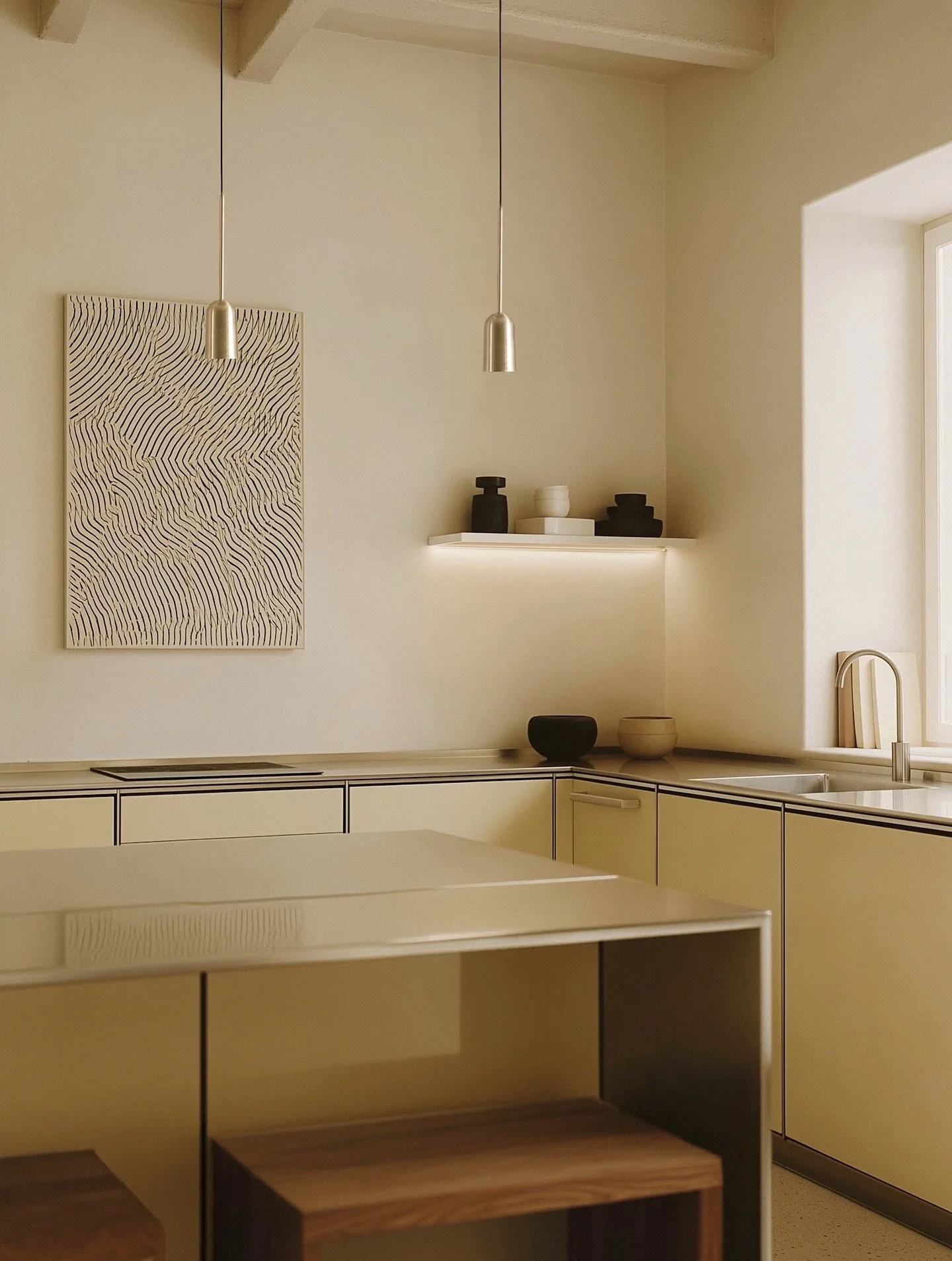 A play of tone and texture: brushed metal, pale yellow, soft light. The Figura Arc in chrome lends structure to the scene, its form echoing the lines of the interior while reflecting subtle shifts in hue and atmosphere. It&rsquo;s a composition that 