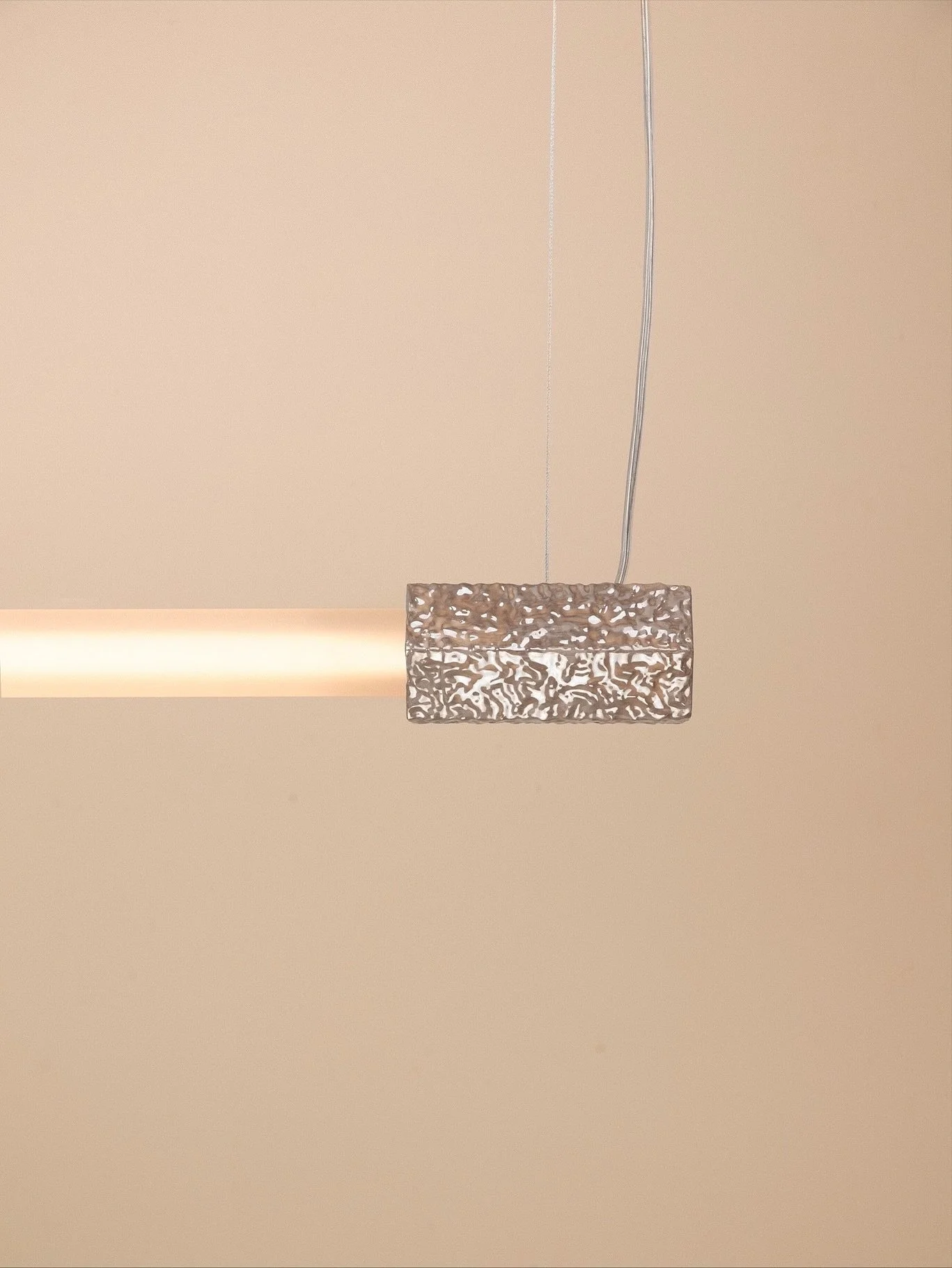 Between the Ends reveals its character in the details &ndash; the platinated ceramic catching light in quiet, shifting reflections. A surface that feels both solid and ethereal, turning material into a subtle choreography of depth and shine. In its c