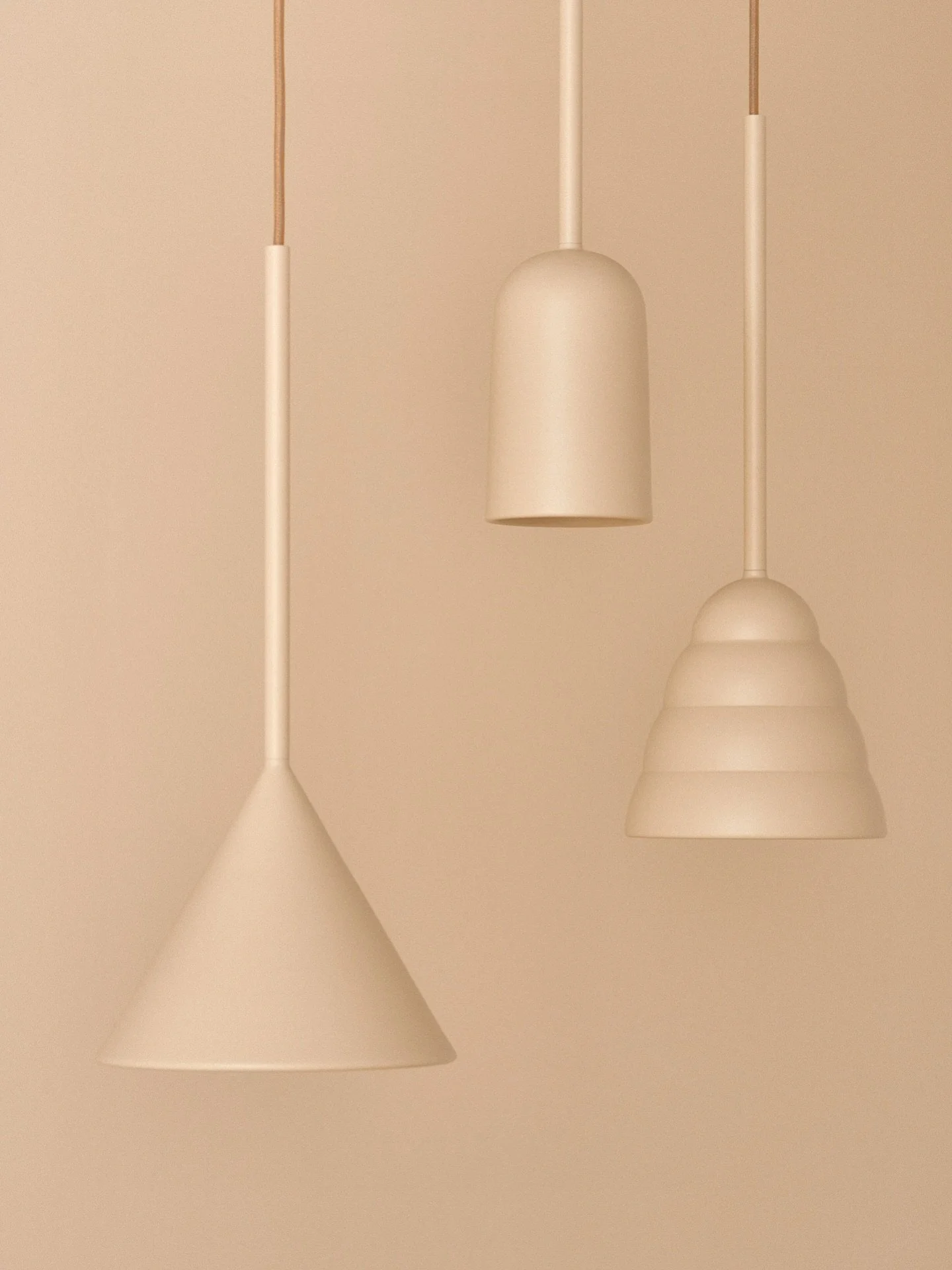 The Figura family in sand shows its most understated expression: three silhouettes, each distinct in character, held together by a shared language of calm geometry and thoughtful proportion. Subtle shifts in line and volume create a presence that doe