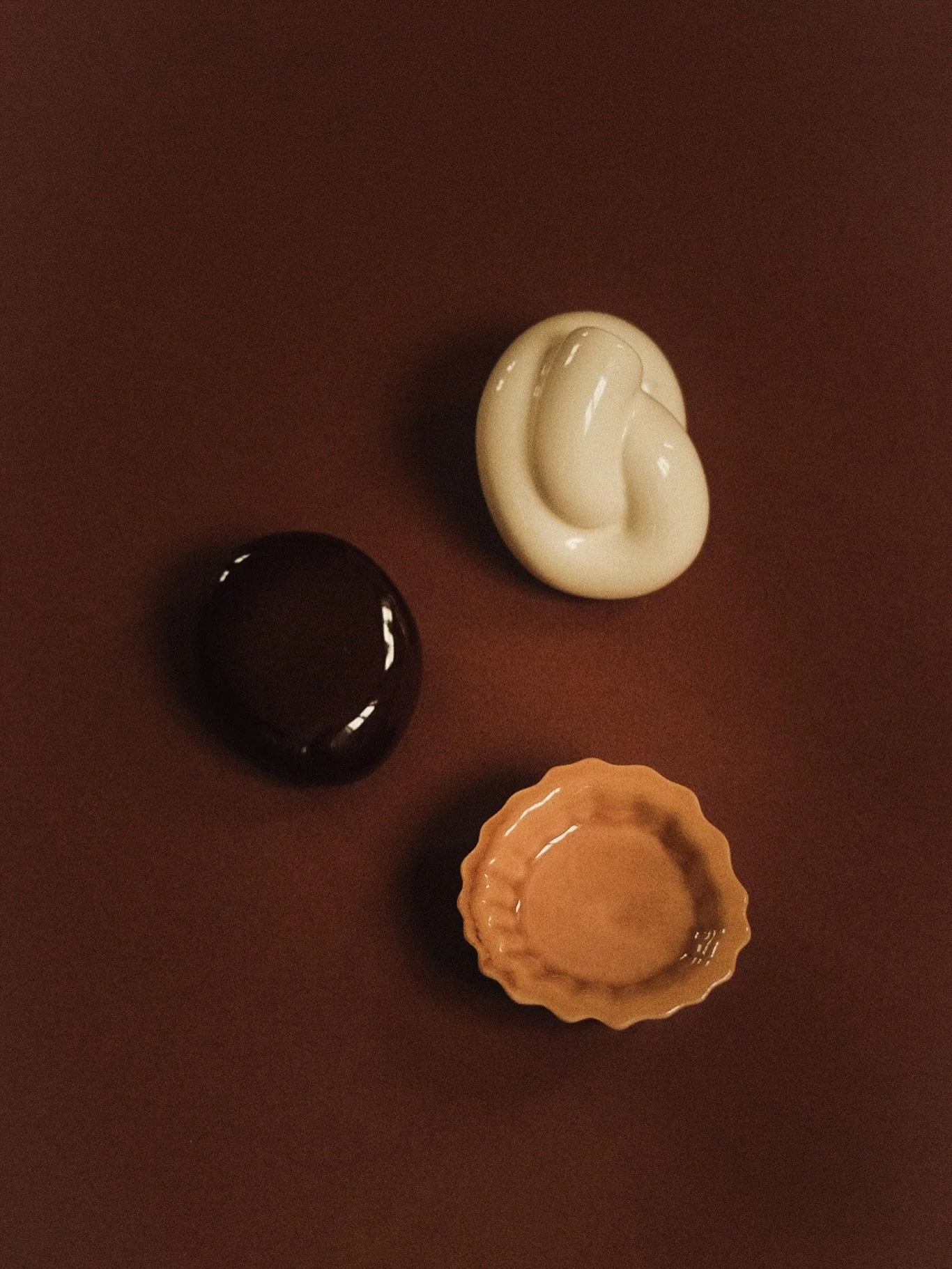 Introducing the Fossil Wall Hooks in the Mineral Editions: Terra, Dune and Chalk. Earthy tones that shift the focus from colour to form, revealing the sculptural character of each piece with even more clarity. Now live in our online shop, with a clos