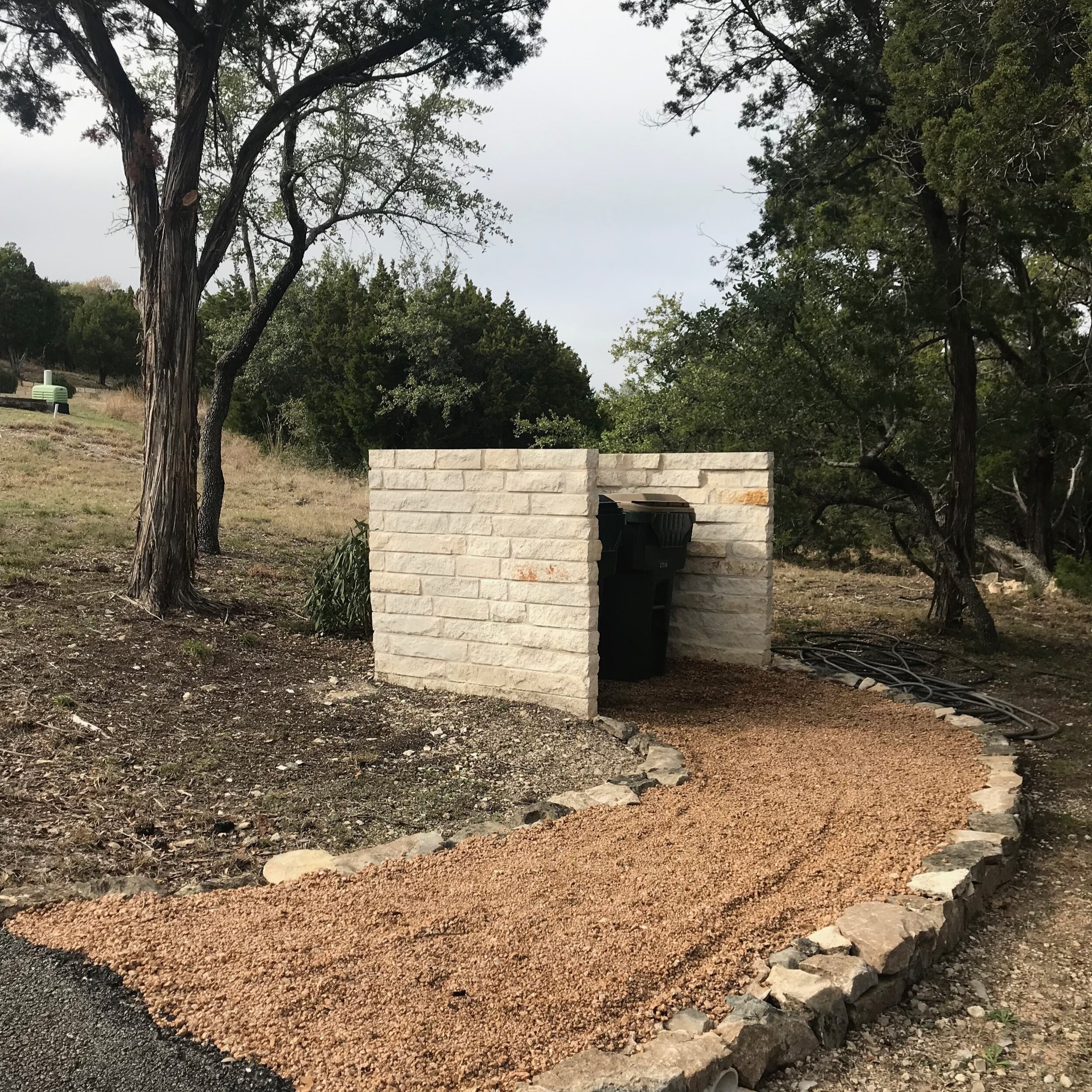 WHITE+CUTBLOCK+WALL+%26+GRANITE+PATH.jpg