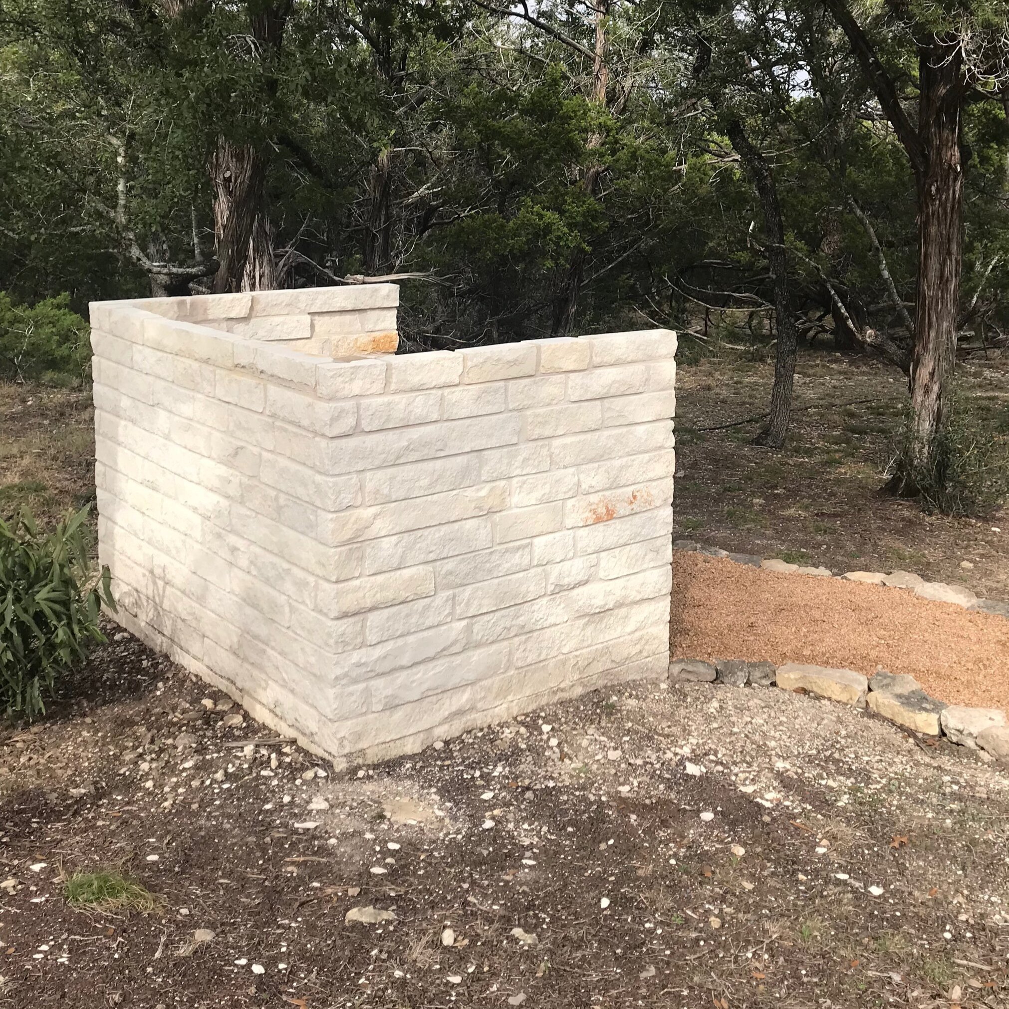 WHITE+CUTBLOCK+WALL+%26+CRUSHED+GRANITE+PATH+4.jpg