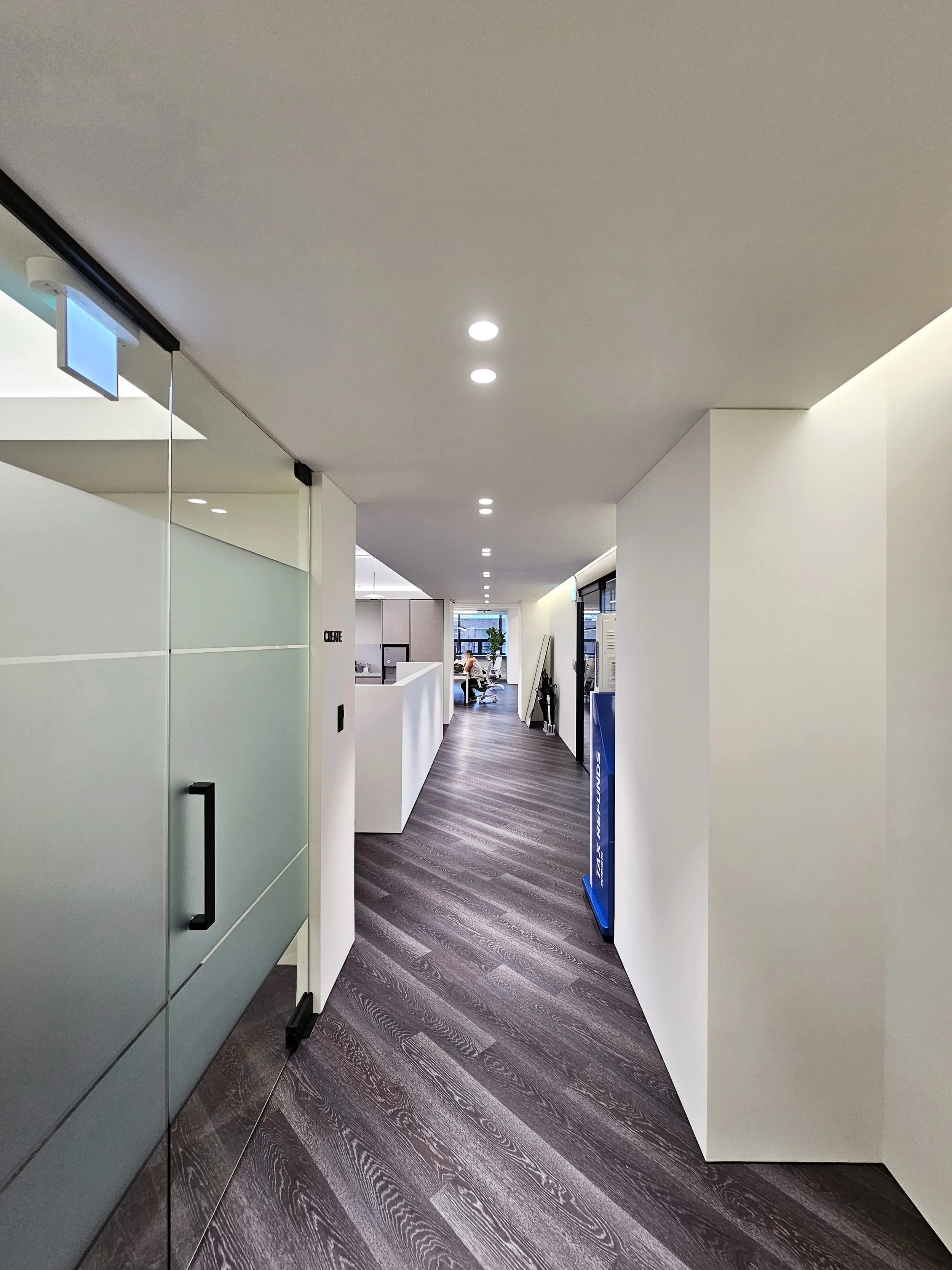 View from the large conference room towards the workstation zone through the entry corridor