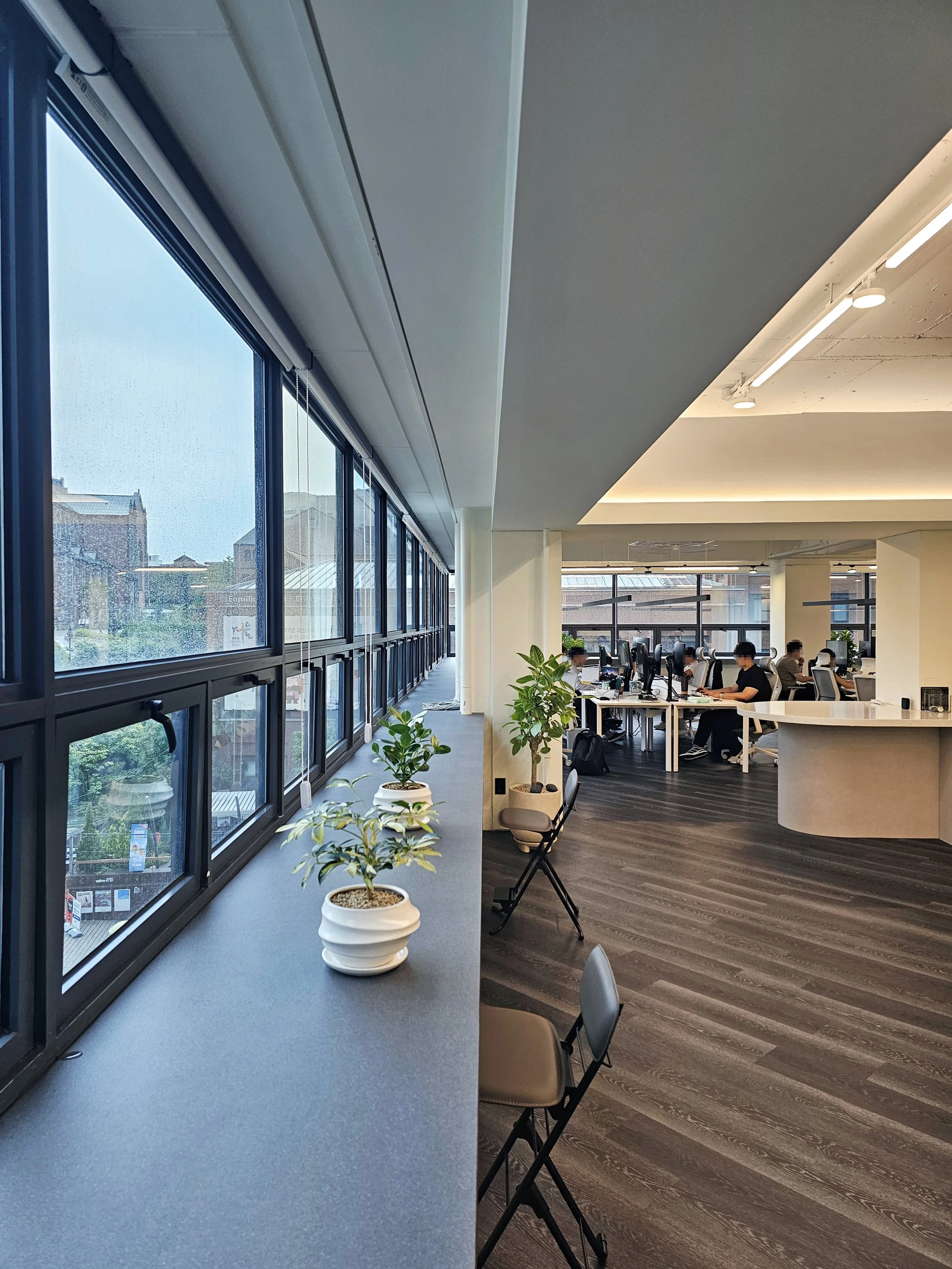 View of the extended window sills functioning as informal desks with the workstation zone in the background