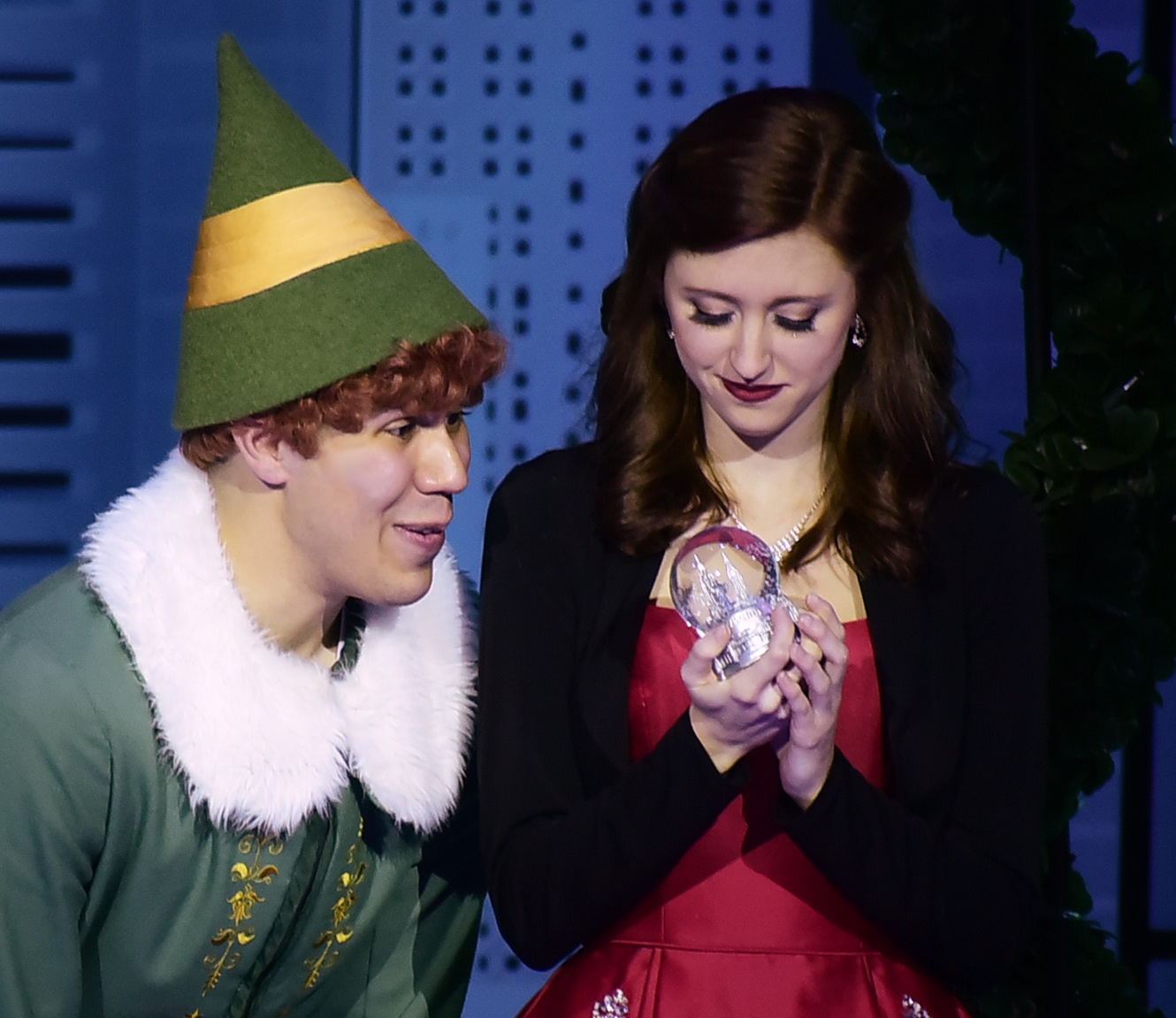 Buddy+gives+Jovie+the+snow+globe.jpg