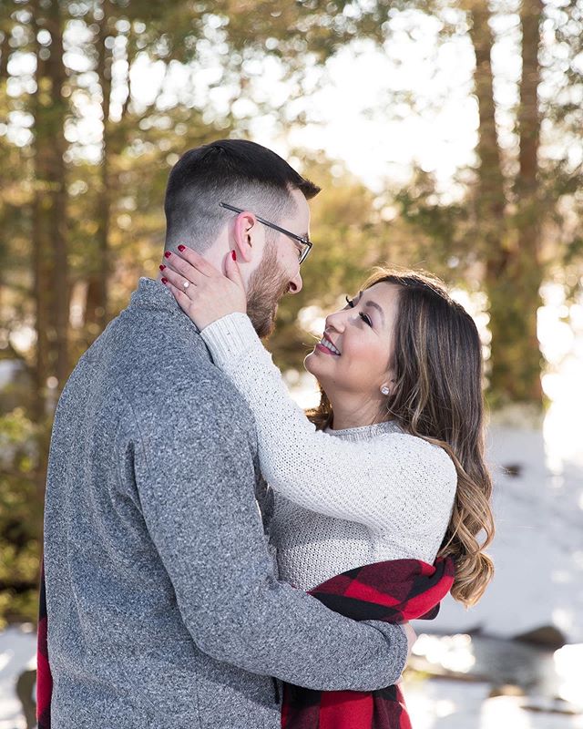 How beautiful are these snowy engagement photos of Patty and her fianc&eacute;?! Photo | @cineaphoto 
Makeup | @stacieamanna