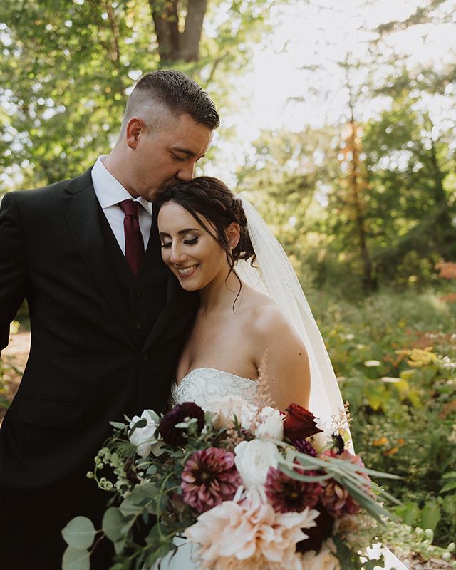 Can you feel the love tonight??
Because Ashlee and Matt are married and in love!

Beautifully captured by the dynamic duo @loveisevergreen

Bride | @ashleemoore13
Venue | @pondhousecafe
Makeup | @yentorres_
Hair | @adriannamariahair
Flowers | @eathbl
