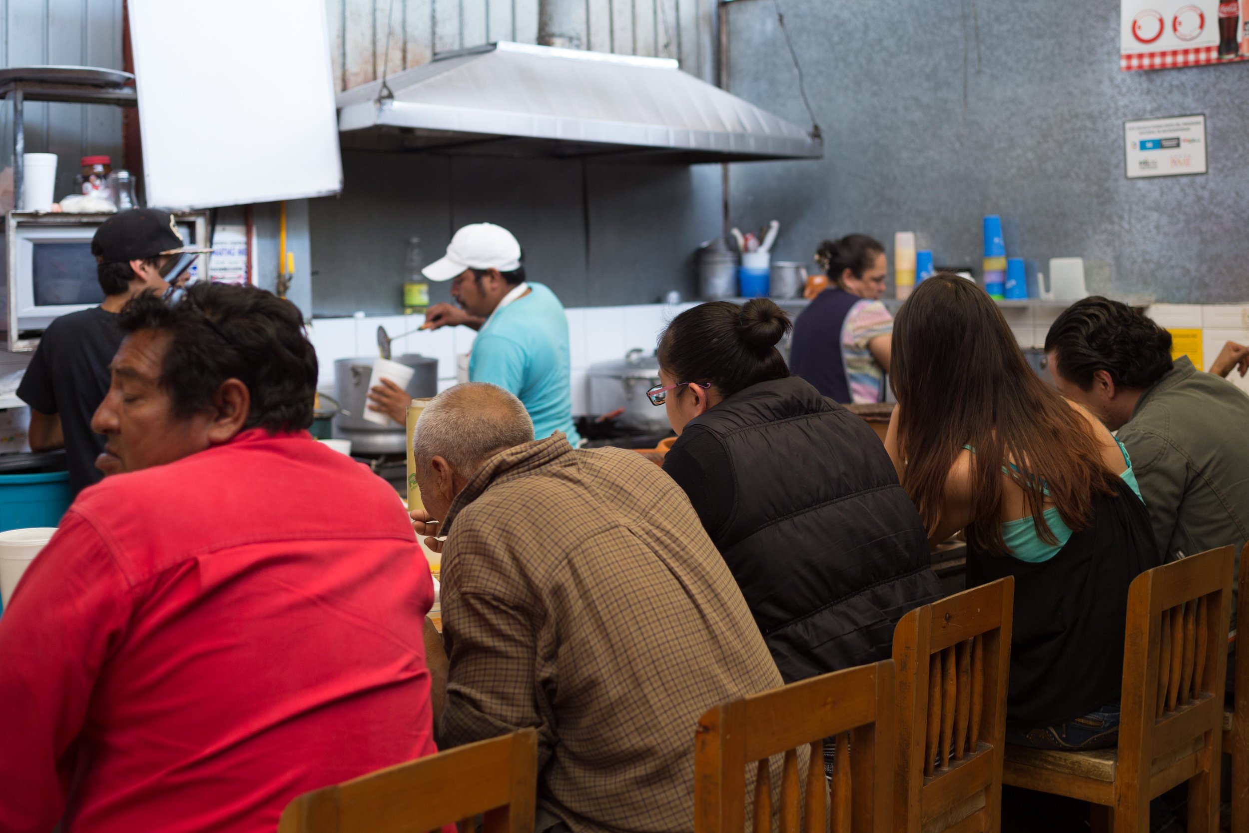 gente comiendo en cenaduria.jpg