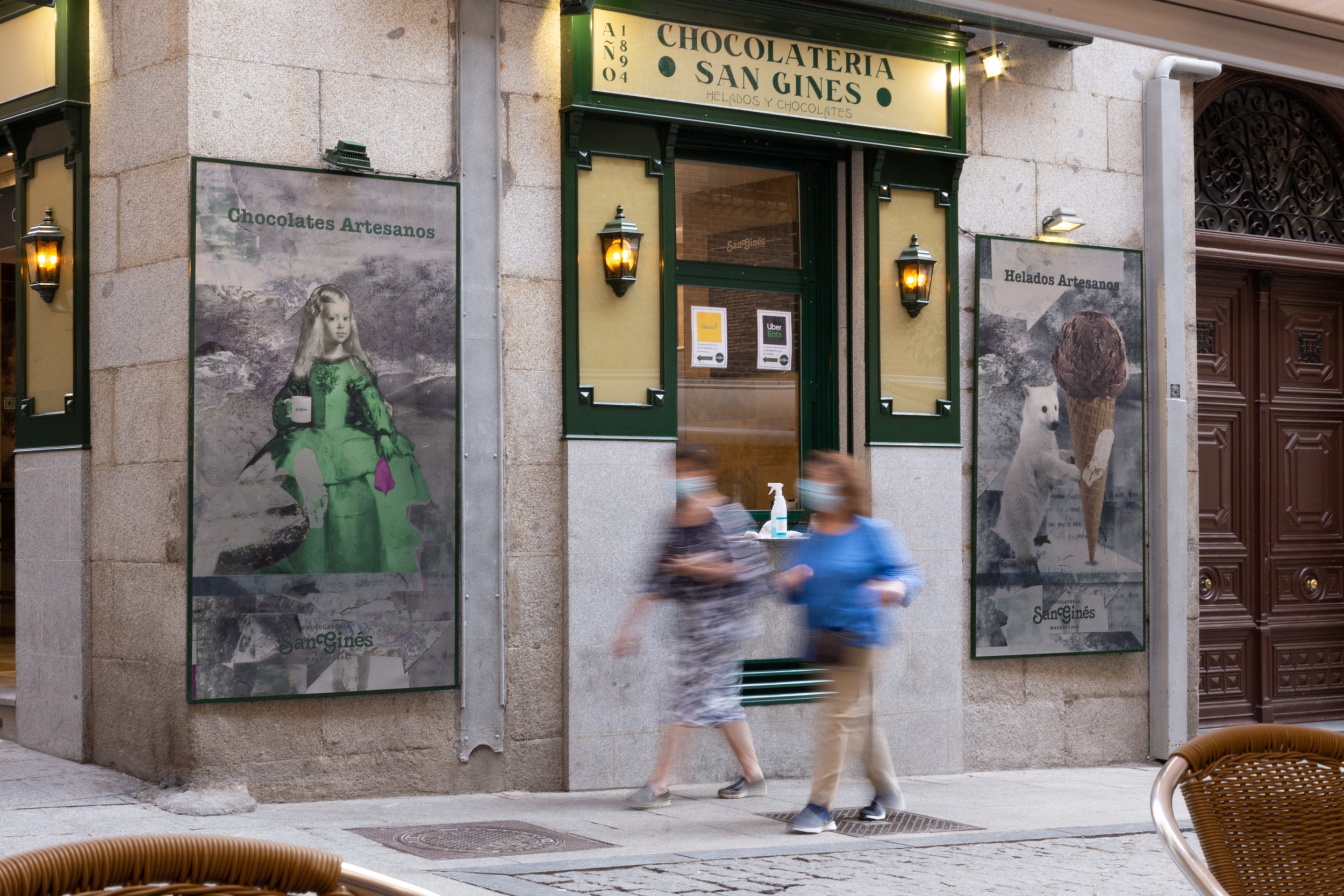 gente en chocolateria.jpg