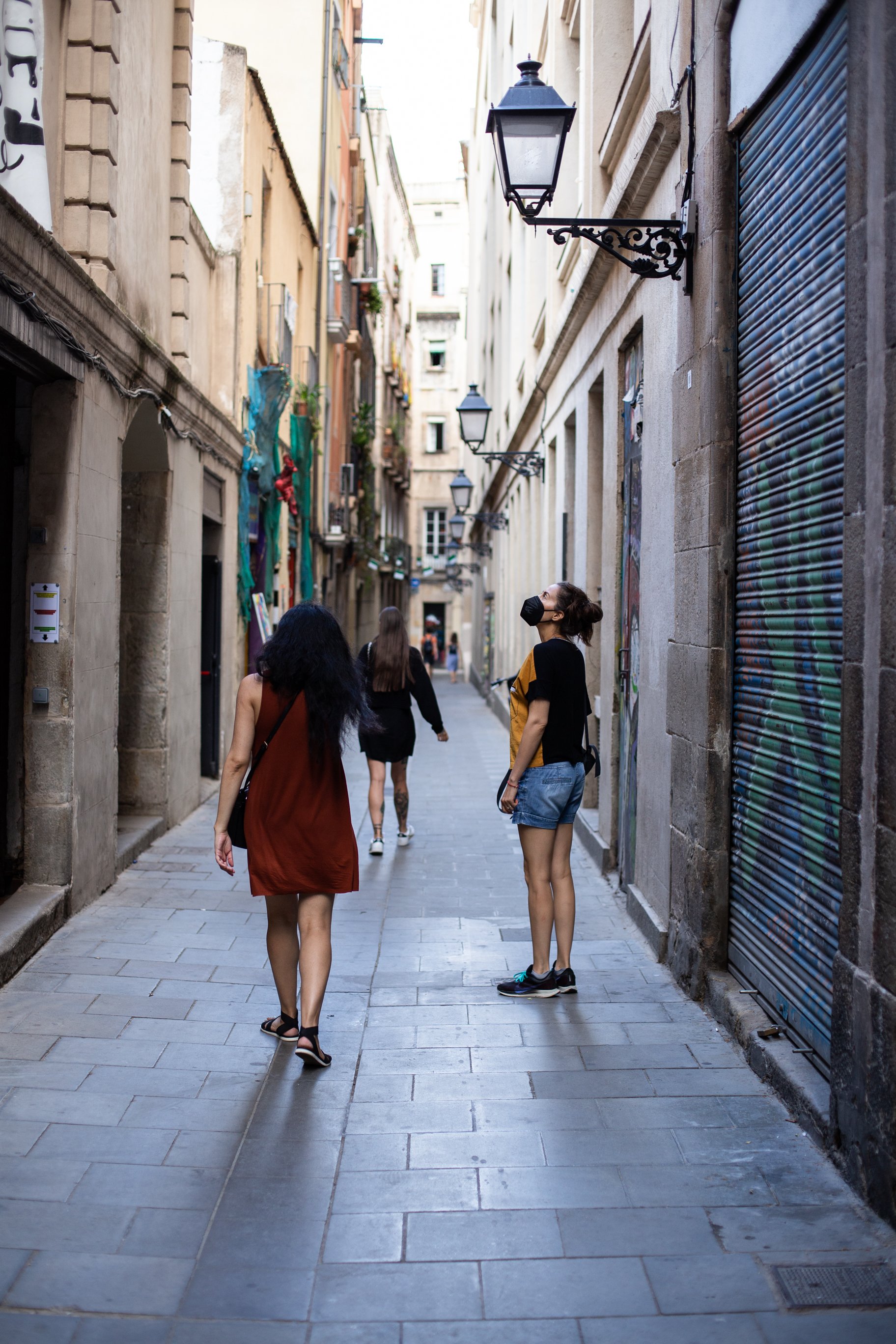 pasillo con gente bcn.jpg