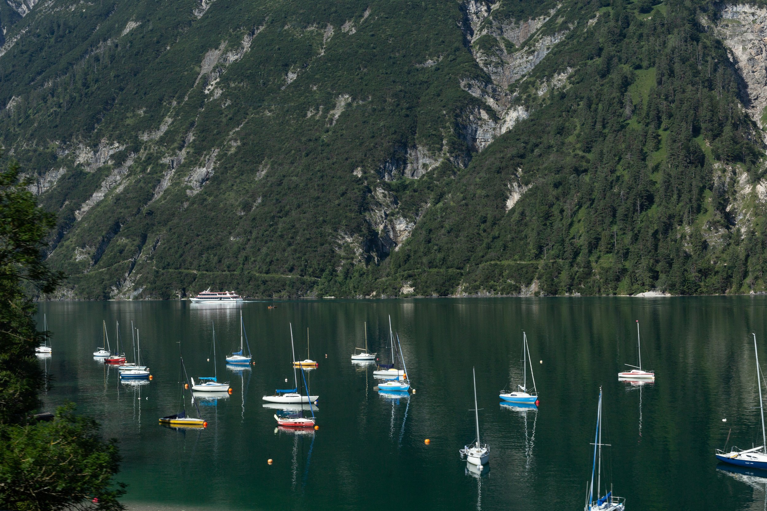 botes en lago paisaje.jpg