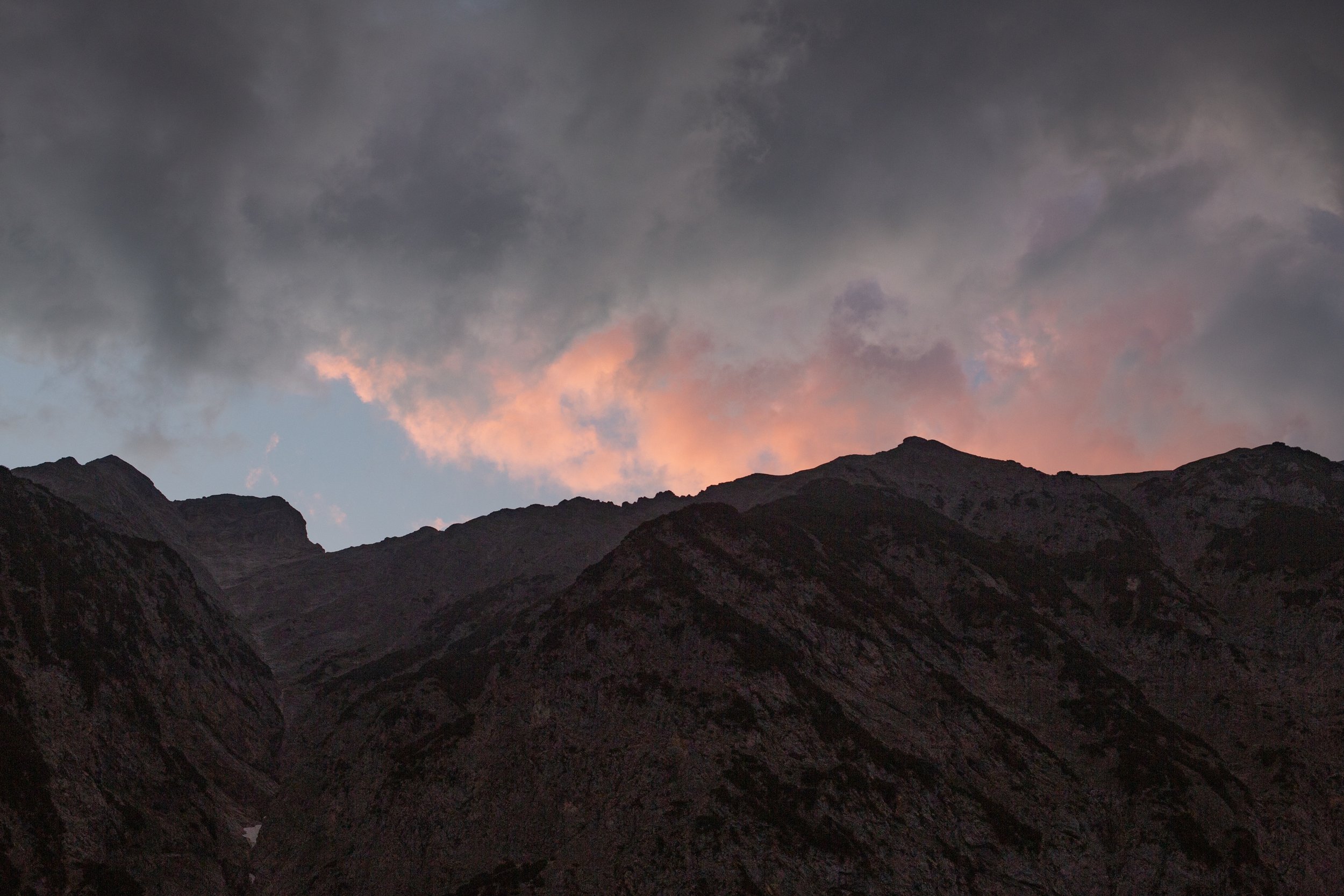 puesta de sol en montaña.jpg