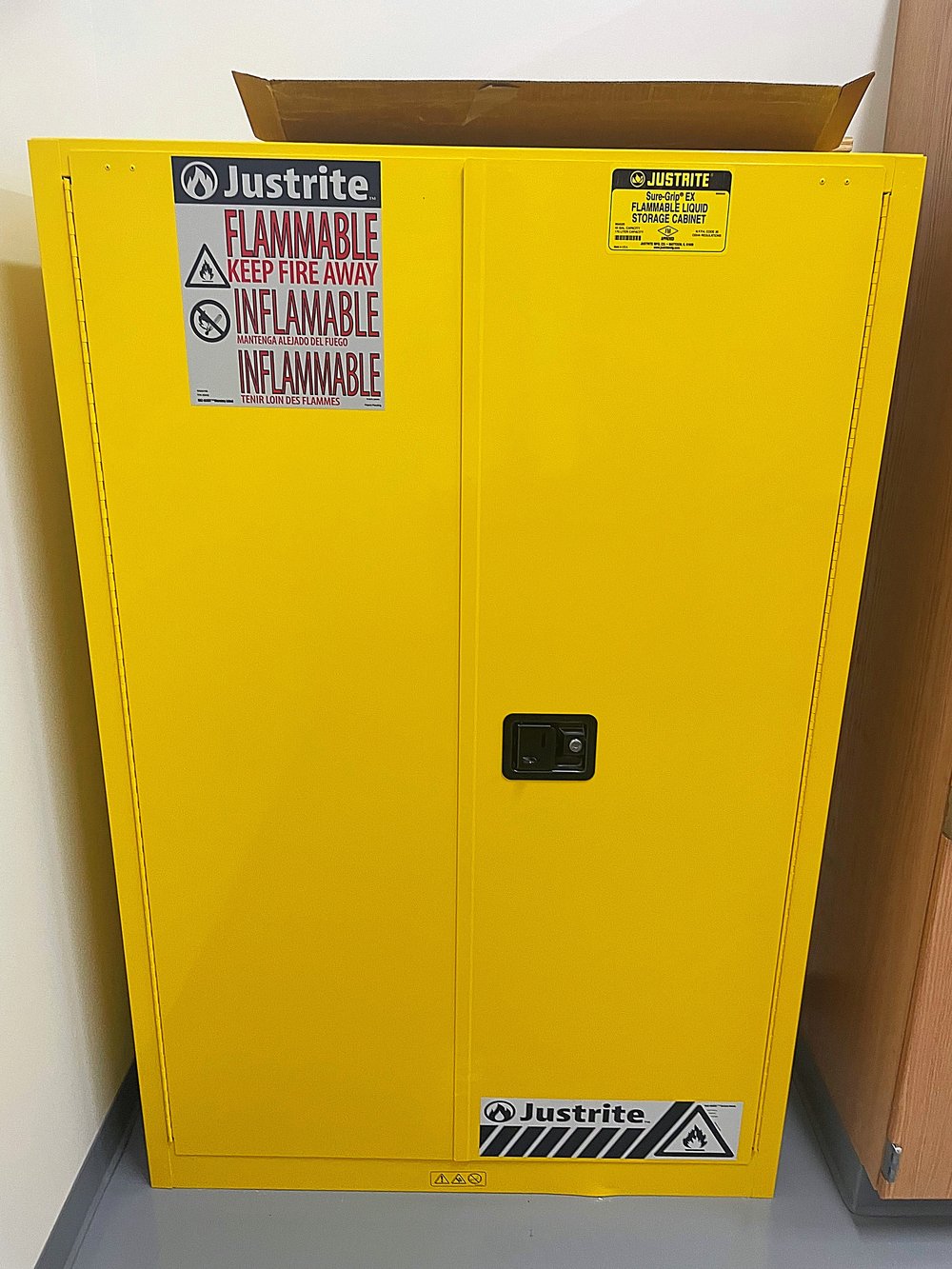 IMG_0401(biohazard cabinet).JPG