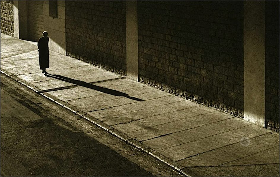 WAM Solitary woman with shadow