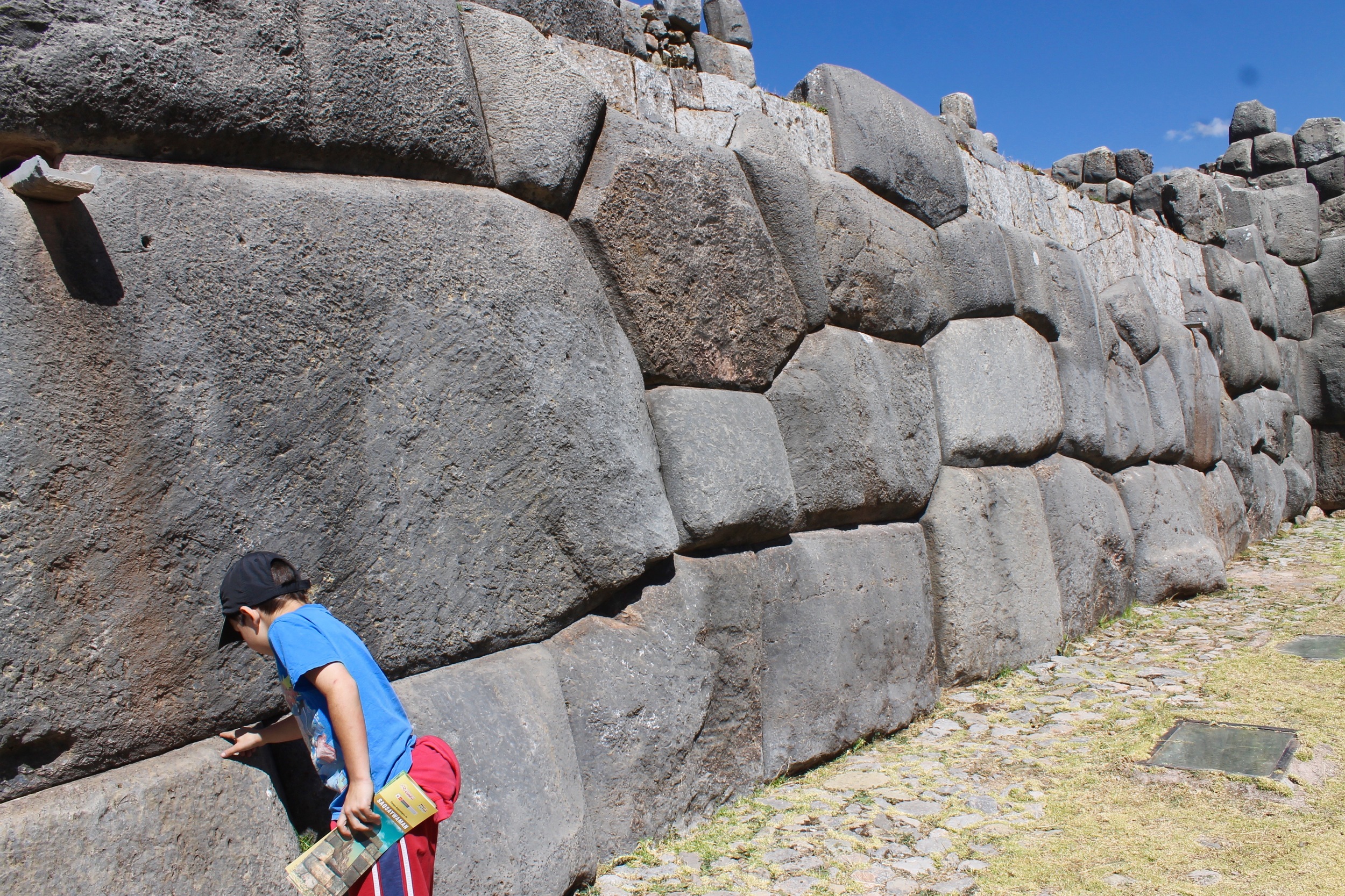  Inca stones fit so well together that you can't even get a razorblades between them. &nbsp;Daniel is checking them out for himself.&nbsp; 