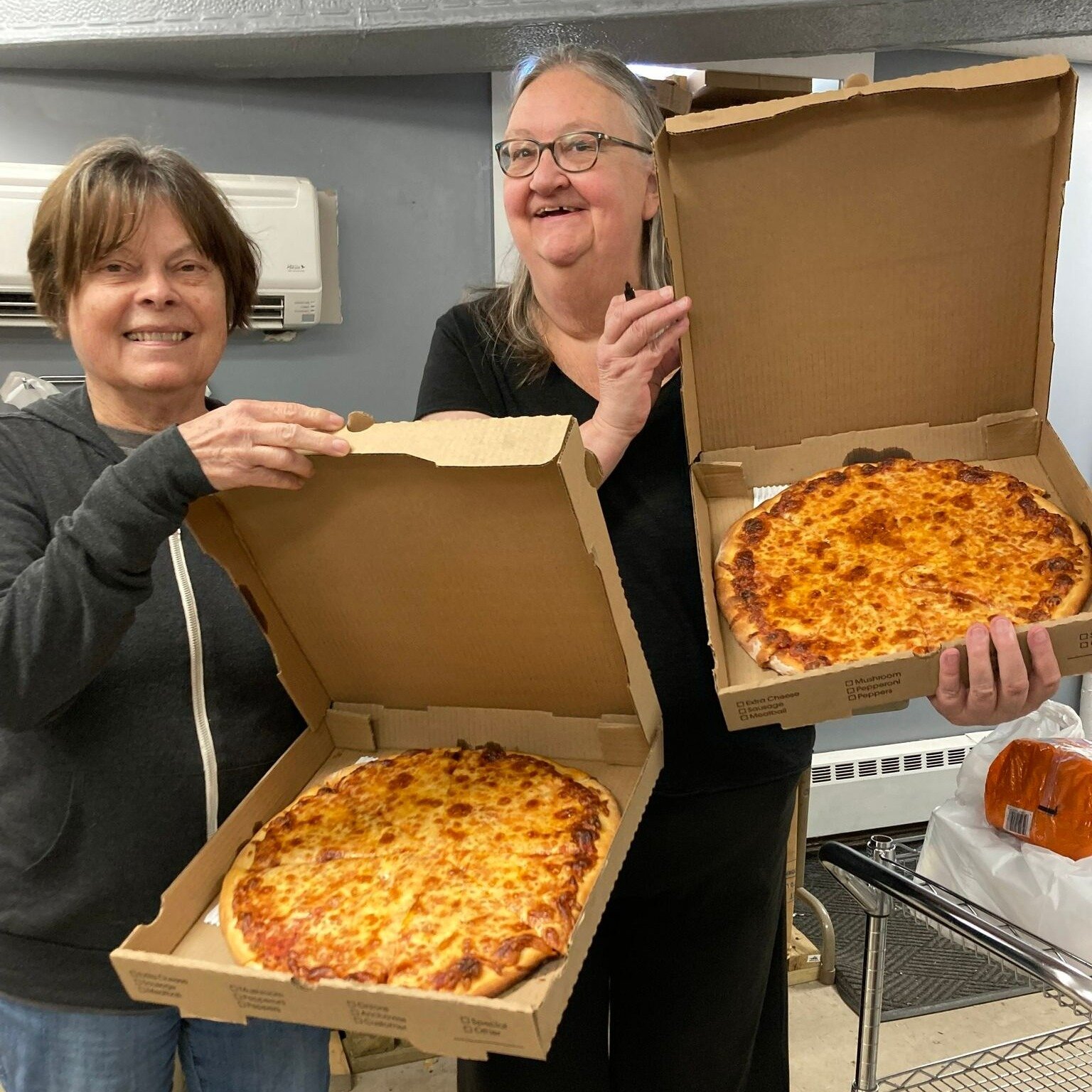 Hunger just got sliced out at the Northwest Food Pantry in Grand Rapids, MI, by #SliceOutHunger member @rinaldispizzagr 🍕🙌 Join the fight to end hunger by sending locally made #Pizza4Good to a shelter near you! Click the link in our bio and then se