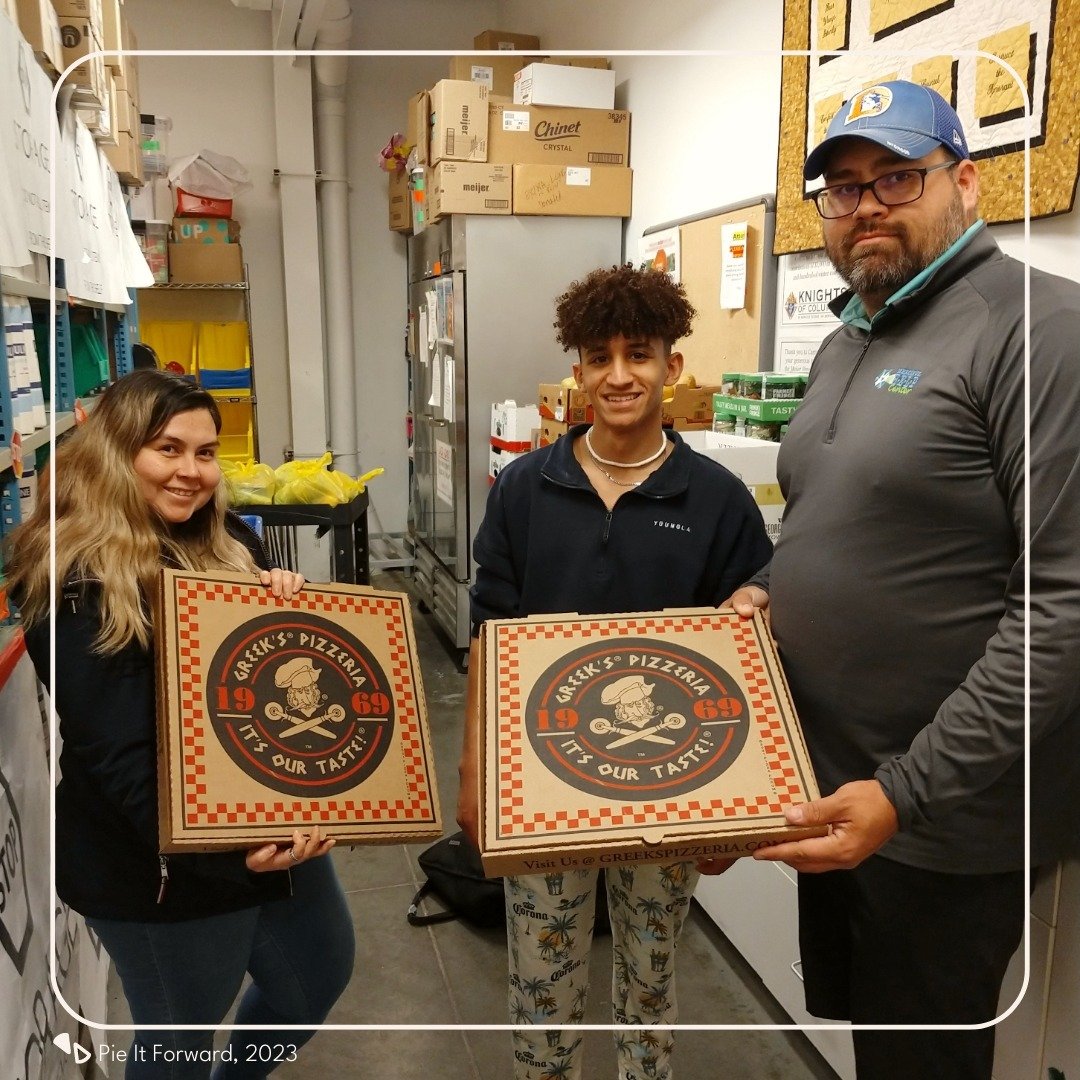 This #Flashback Friday, we&rsquo;re recelebrating an epic #Pizza4Good moment🎉🍕 

One year ago today, @greeksincarmel sponsored a #PieItForward delivery of 10 pizzas to @mercifulhelpcenter! 

Their donation fed nearly 50 people facing food insecurit