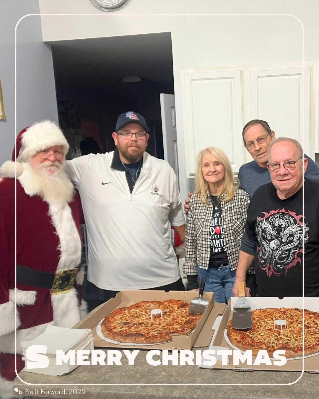 Merry Christmas from our #SliceOutHunger family to yours🌲 We hope you have a festive holiday filled with joy &amp; gratitude! 

And as always, don&rsquo;t forget to share the happiness and #PizzaLove with your community🧡

📸 @lakebound_pizza, who d