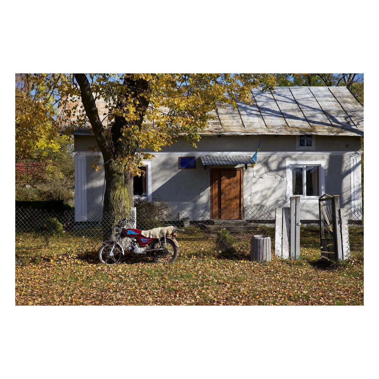 🇺🇦 Stanislavchik. Ukraine, 2017.
.
.
.
.
#ukraine #stanislavchik #lviv #oblast #lensculture #burnmagazine #paperjournalmag #intercollective  #travelphotography #travelphoto #travel #streetphotography #streetphotographers #photo #photography #foto #