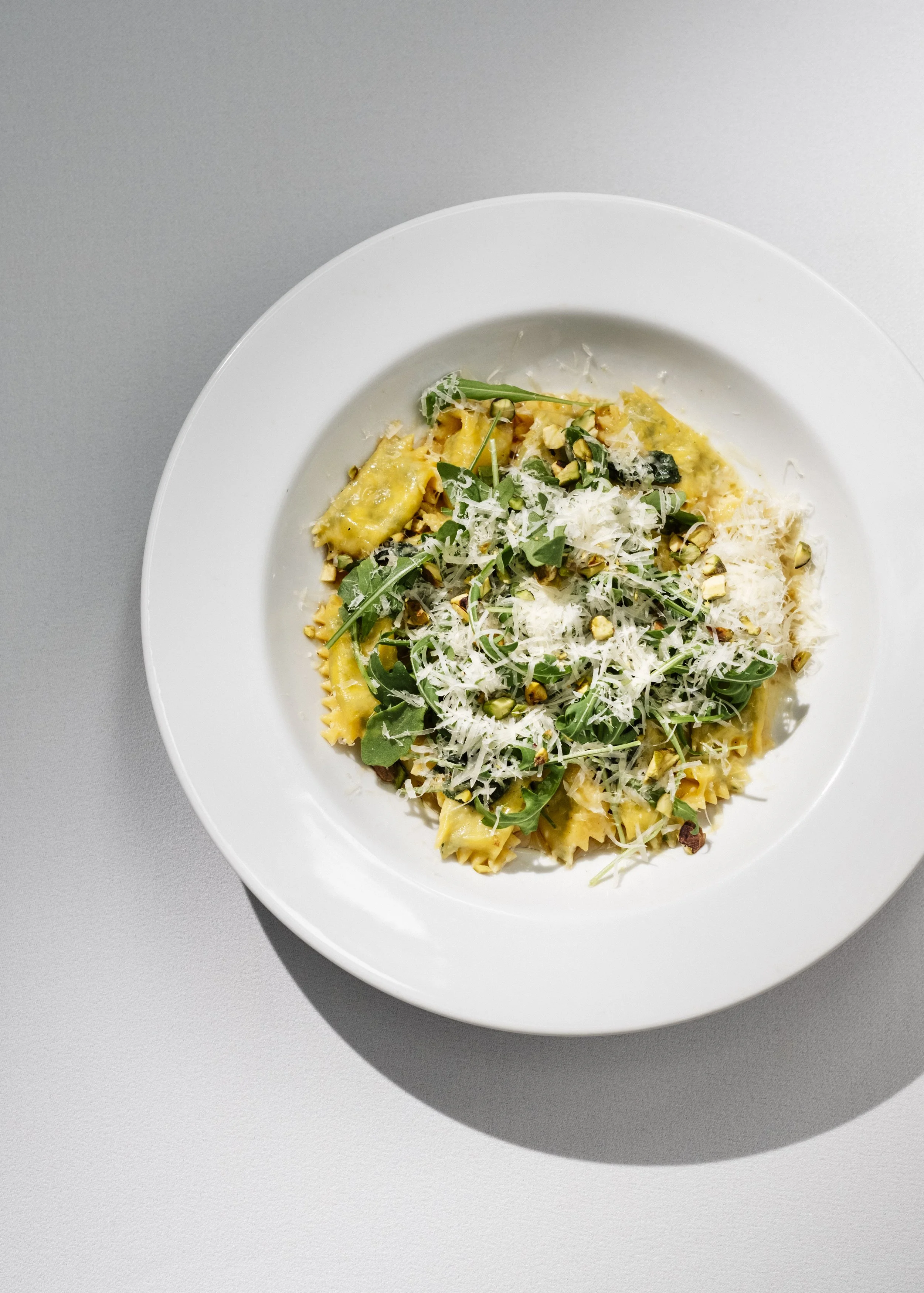 agnolotti de espinafre e ricotta com pistache e manteiga queimada
