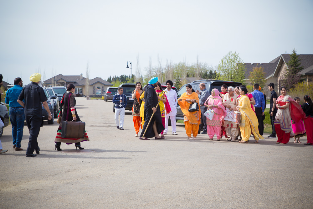 Janti's uncle arrives to proceed with the Vatna ceremony.