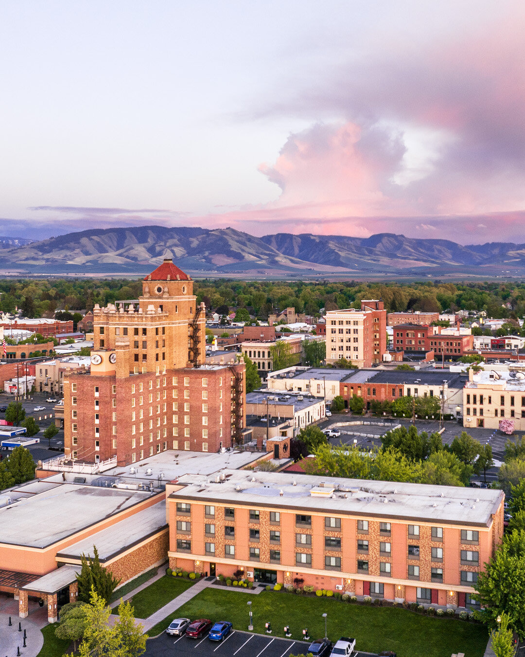 Good morning, Walla Walla--place of the beautiful skies 🌤 and big-hearted people. We are so grateful to call this valley home.
.
.
.
.
.
#followallawalla #wallawallalife #wallawalla #wallawallawa #wallawallavalley #wallawallawashington #visitwallawa