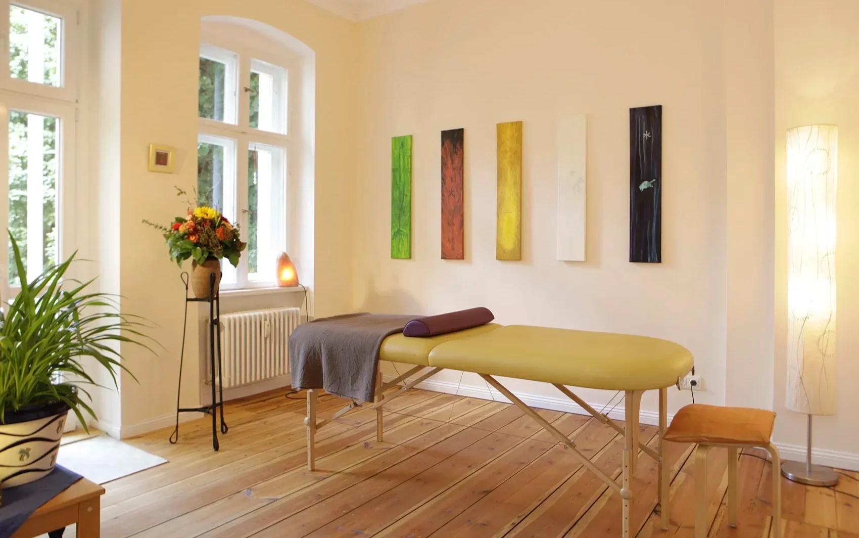 Somatic bodywork and trauma therapy treatment room in Berlin naturopathic practice
