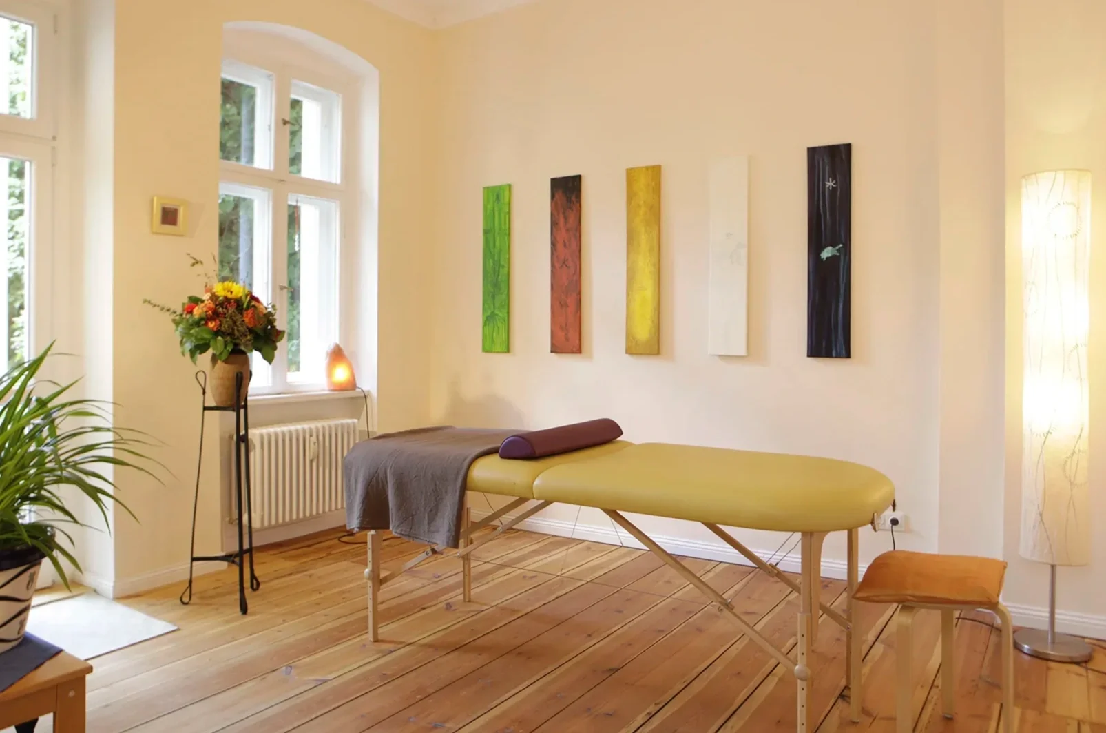 Heller Praxisraum mit Behandlungsliege für Körperarbeit, Traumatherapie und Cosmic Healing in Berlin-Wilmersdorf