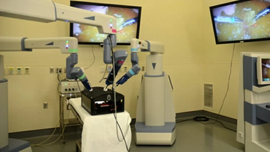 Surgeon Performs First-in-the-Nation Procedures With New Surgical Robot