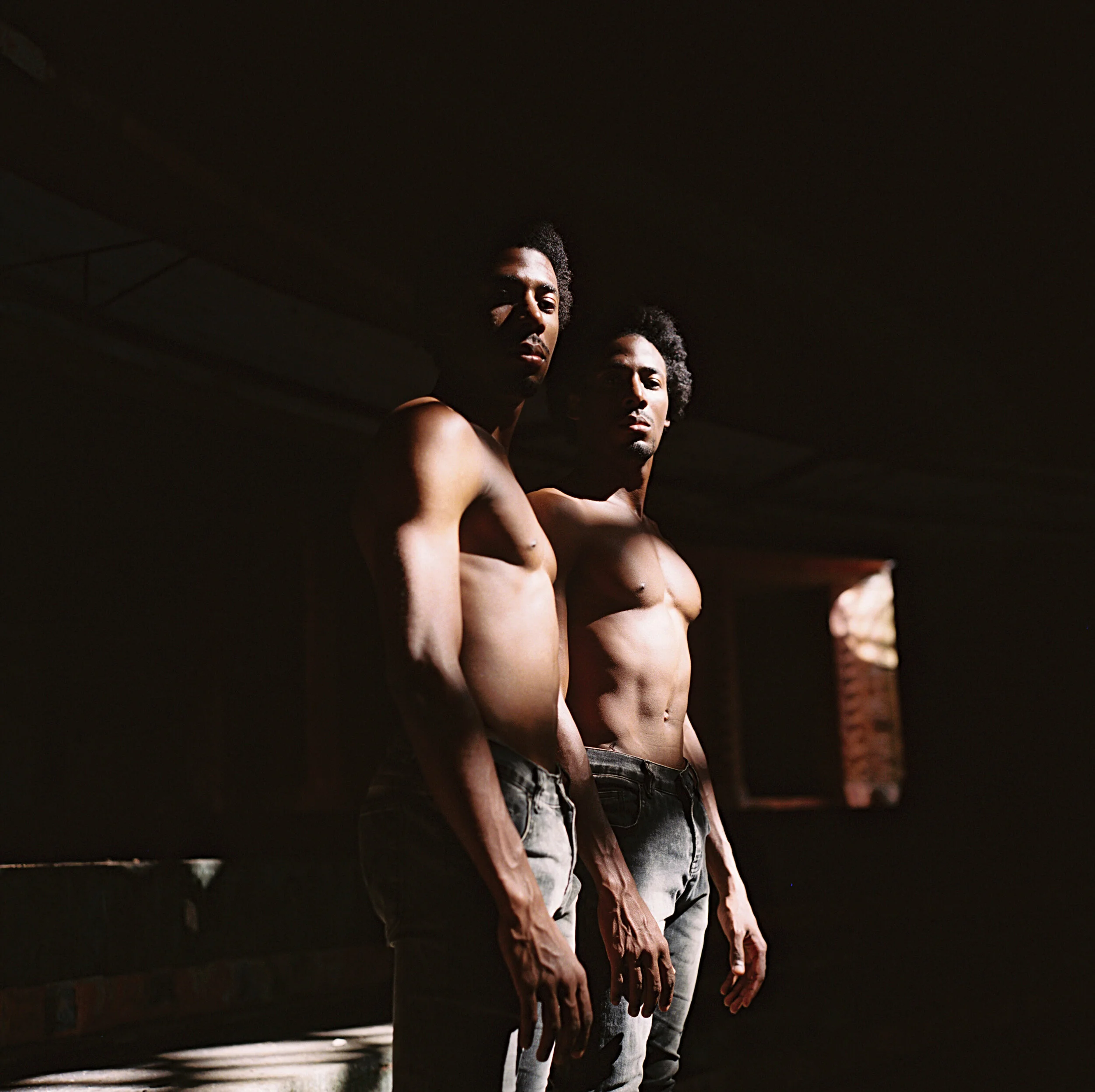ibeyi stand.jpg