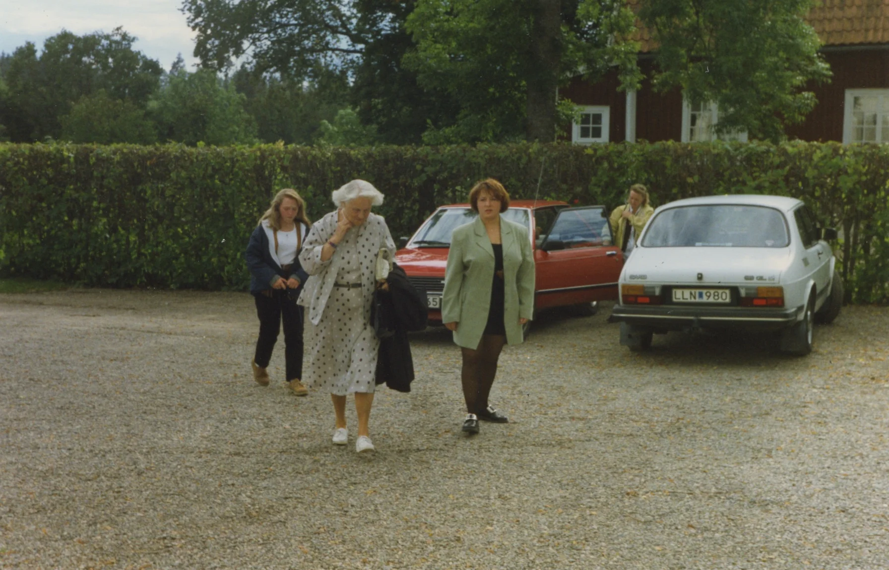 Elsa Björkman med barnbarnen Cilla t v och Jill t h (Årdala).