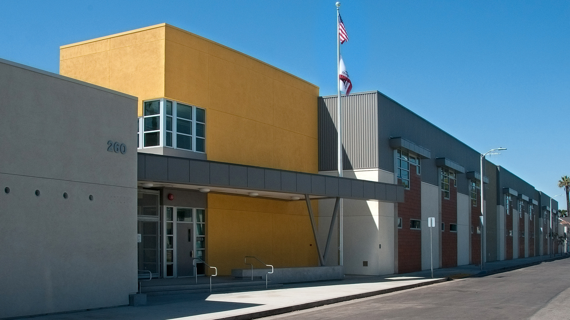 This new neighborhood school serves 575 students (K-5) and will help alleviate significant overcrowding in this densely populated section of Los Angeles. QDG conducted extensive cost analysis of various building systems to determine which approach would offer the best value to the District. 
