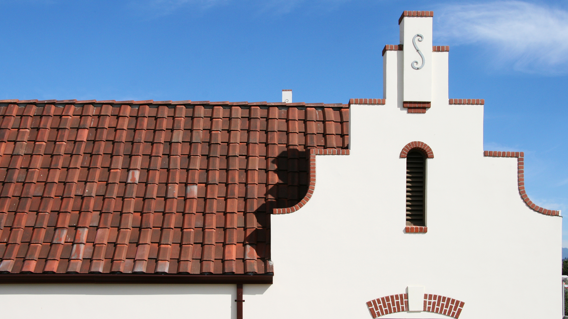 The project preserves a revered community landmark by keeping the historic building shell of the Van de Kamp Bakery. The old bakery building is converted into classrooms, as well as a library and art studios, with a gallery for both student and community use. 