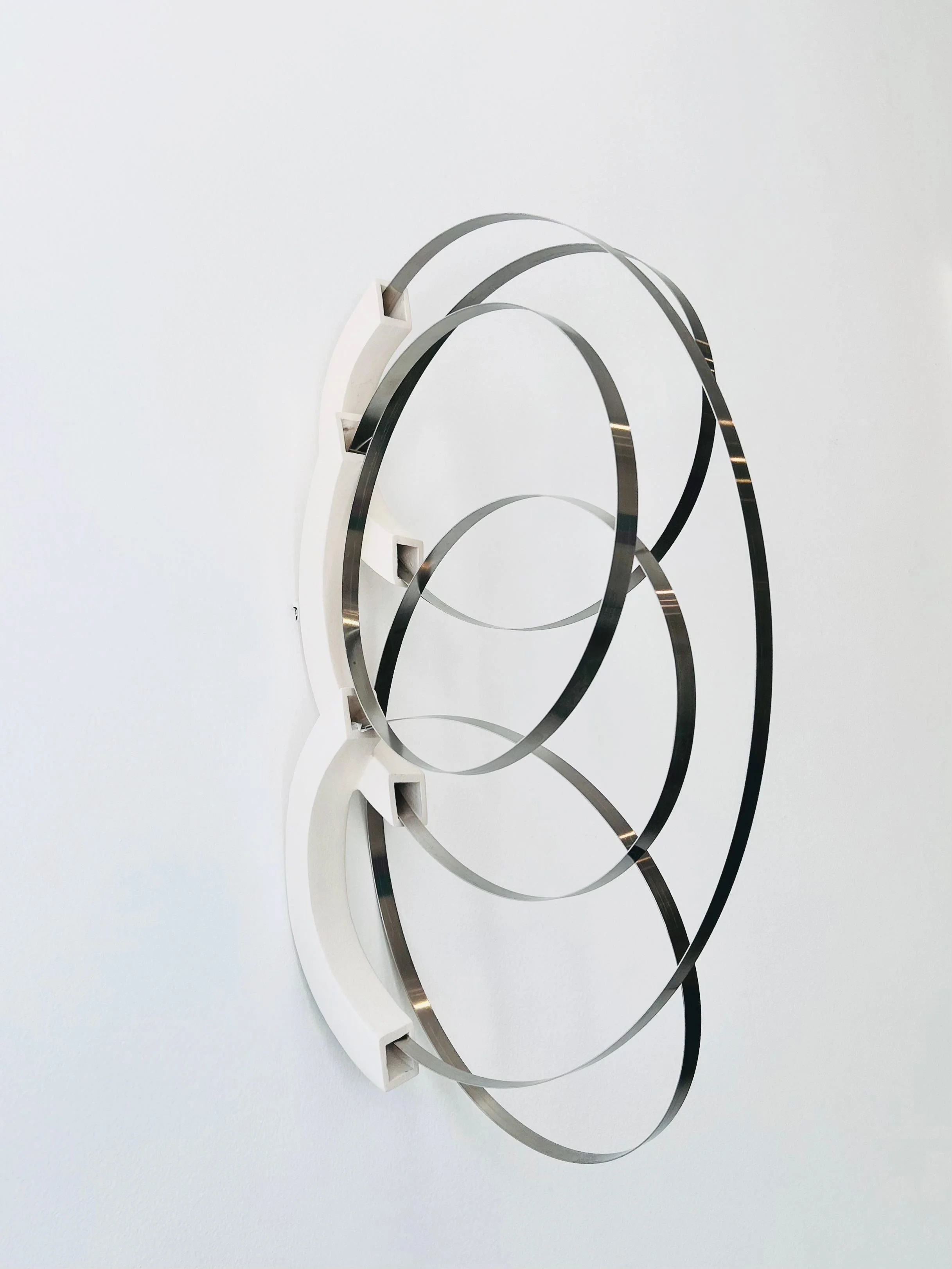 Loop II | 2024 | Porcelana e aço inox | 65 x 35 x 12 cm