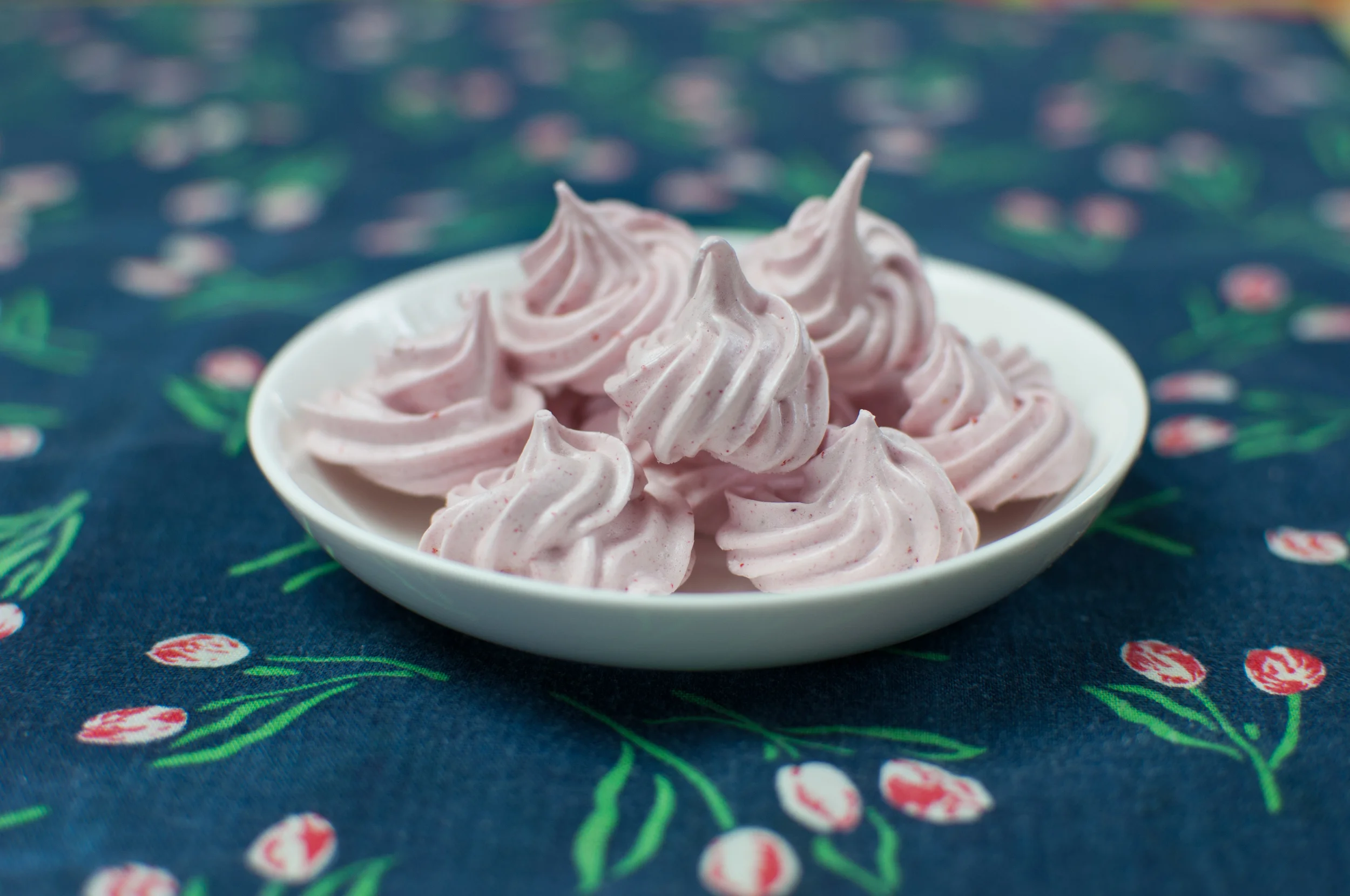 strawberry swirl merengue cookies