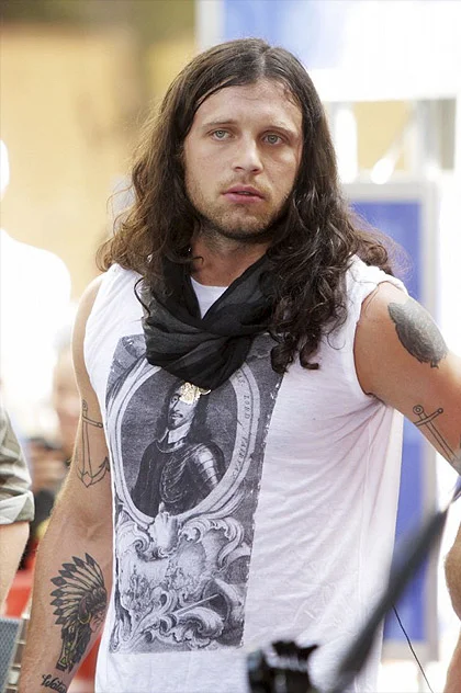 Nathan Followill from Kings of Leon wearing a Burberry t-shirt, 2009. What could he say about other tattooed men in snoods? Photo from My Many Bags , where you can see many celebrities and models in this shirt.