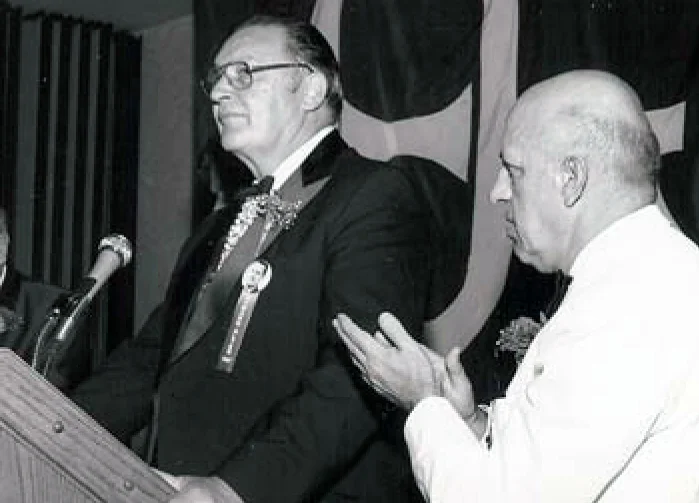 Howard being honored at the 1984 Convention with National President George Kilavos (Delta Xi/Valparaiso ’55) 
