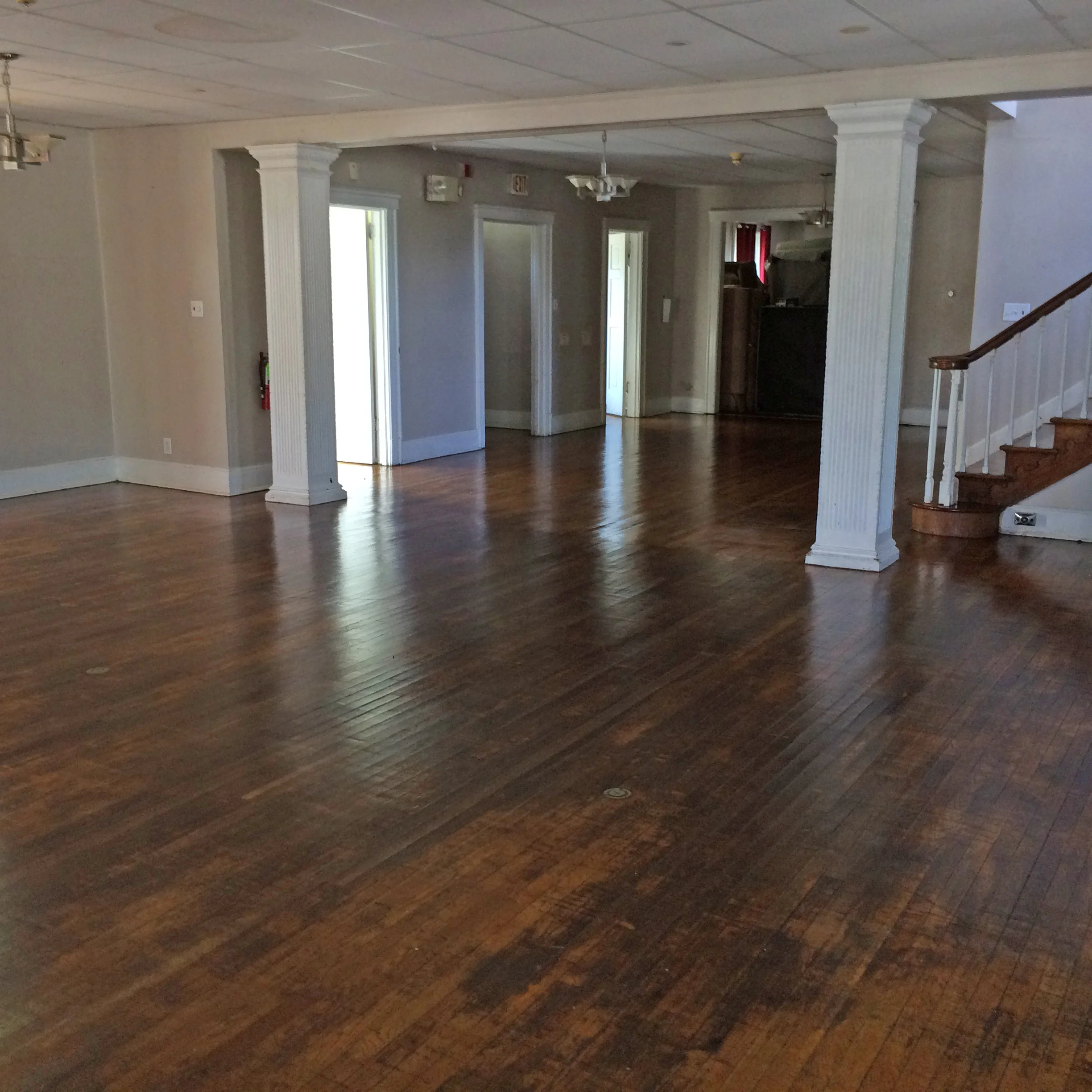  A commercial cleaner was hired to do a total cleaning of the house - Living Room and Foyer 