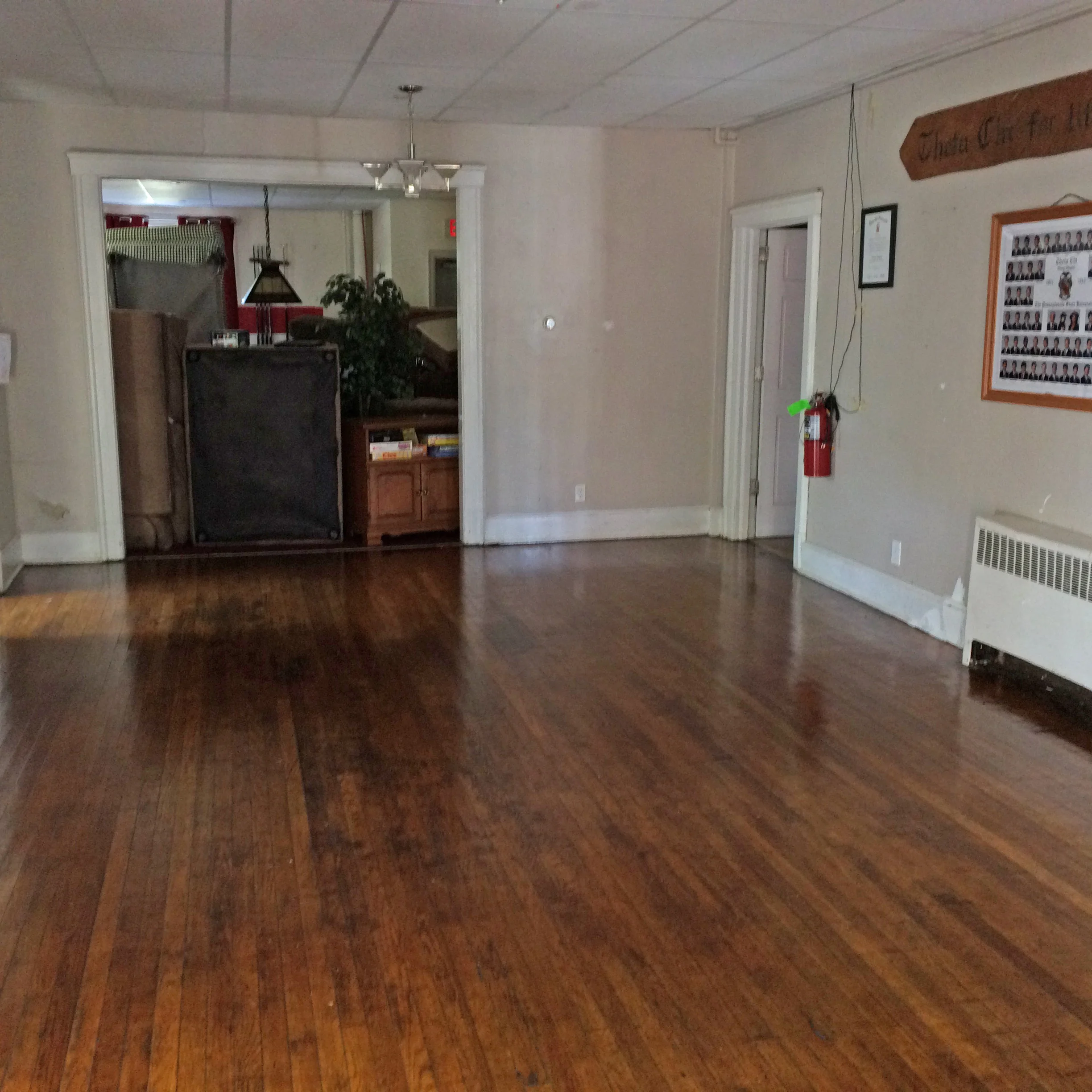  A commercial cleaner was hired to do a total cleaning of the house - Foyer 