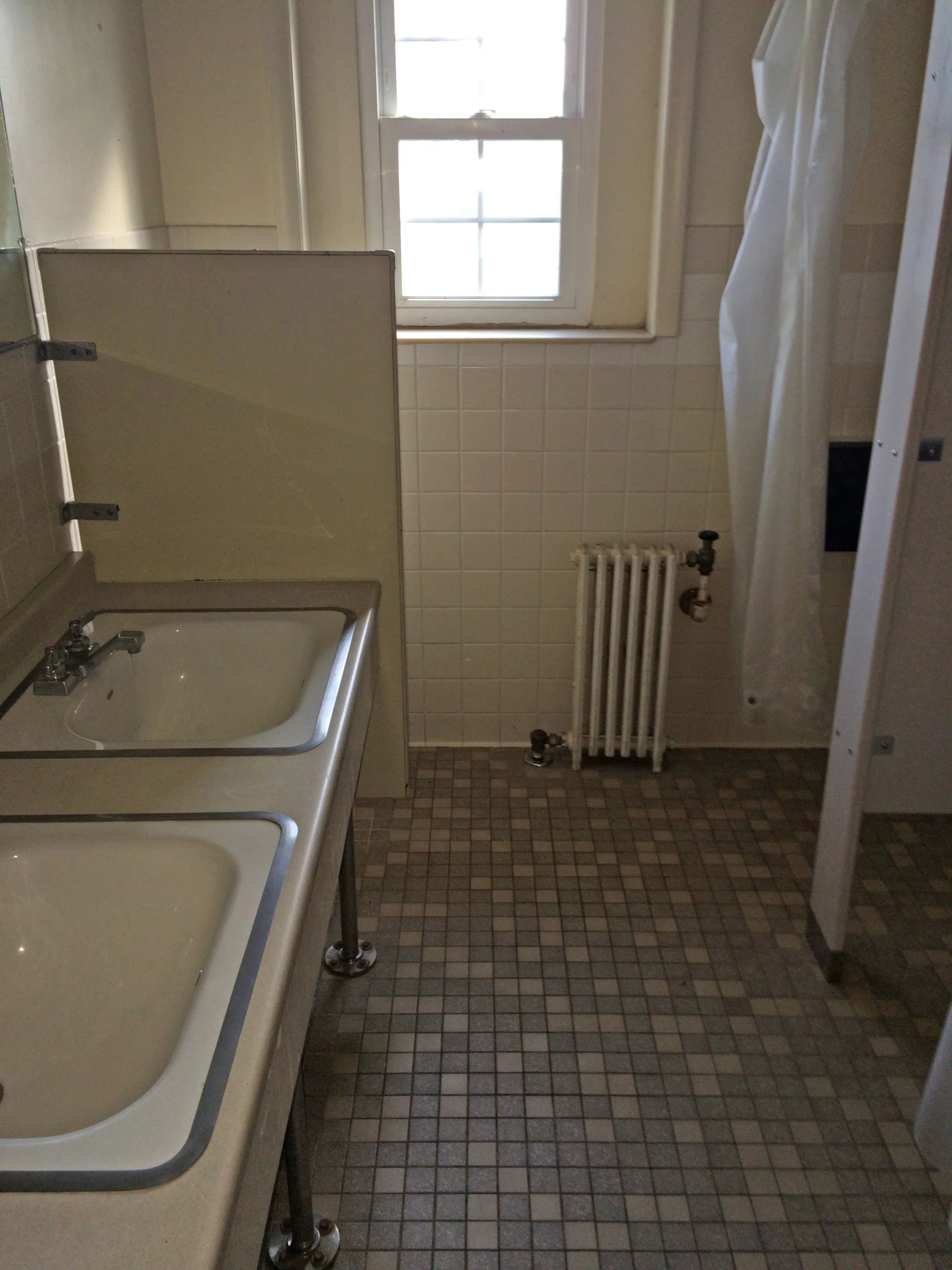  A commercial cleaner was hired to do a total cleaning of the house - Bathroom 