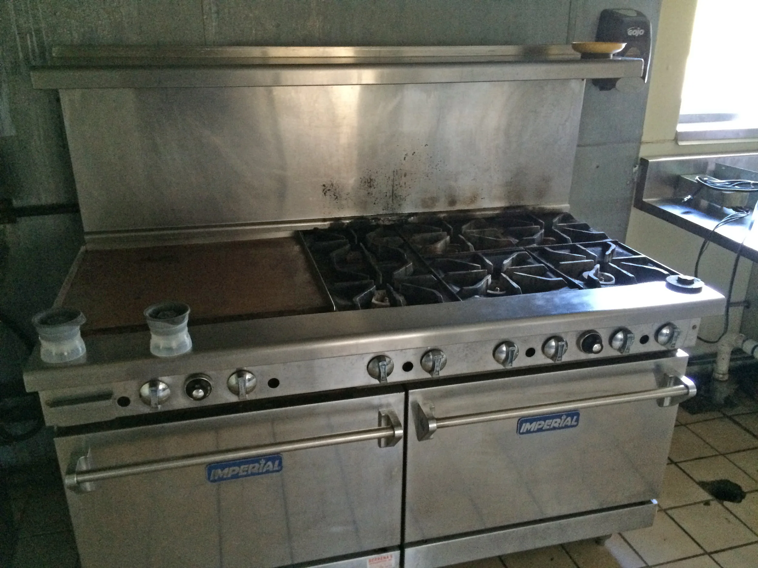  A commercial cleaner was hired to do a total cleaning of the house - Kitchen 