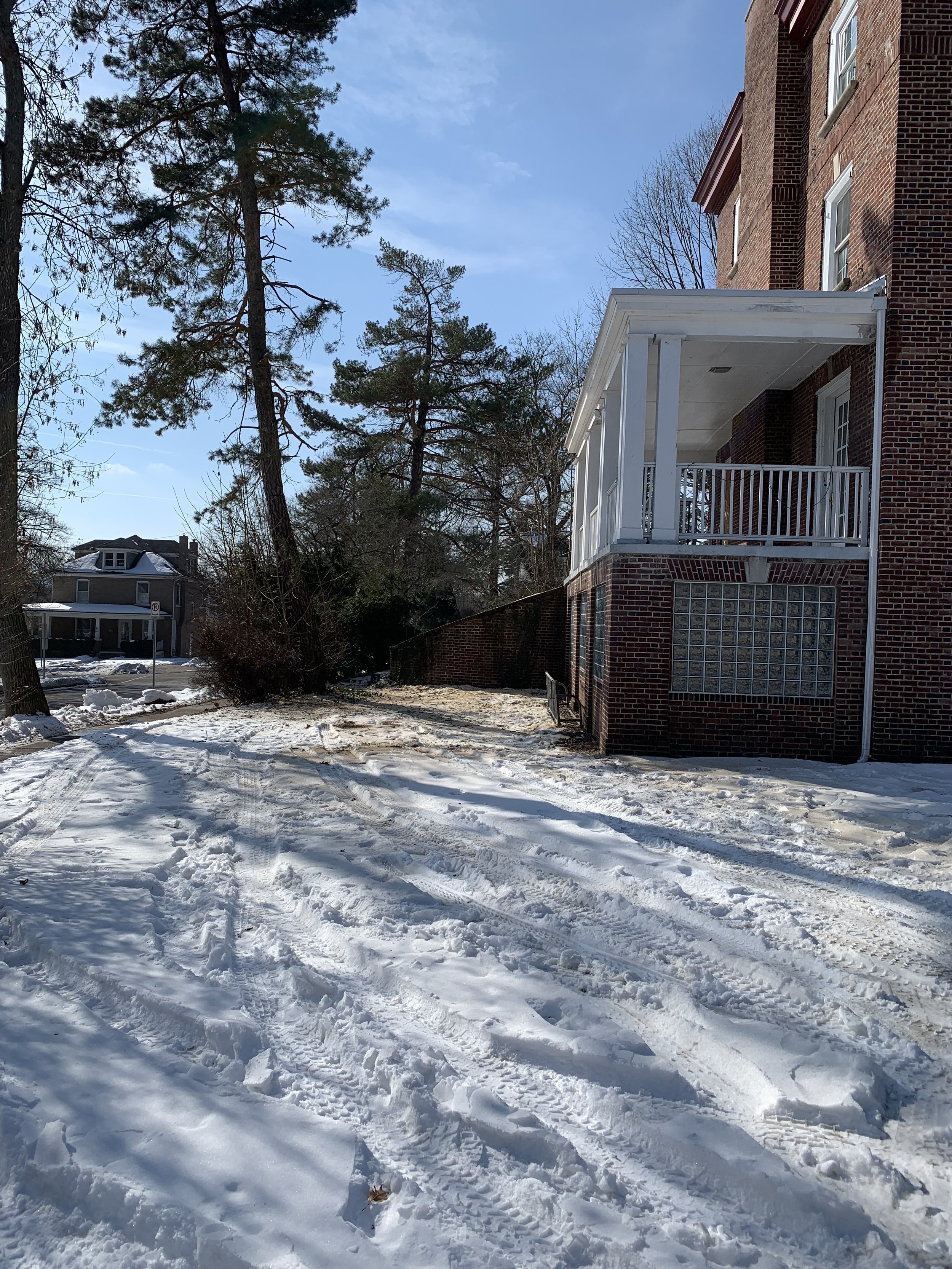  Feb. 2022 - Ash tree removal from side yard - tree was diseased and was in declining health.  Large sections had broken off snd the remaining tree was leaning towards the house and could cause damage when it fell 