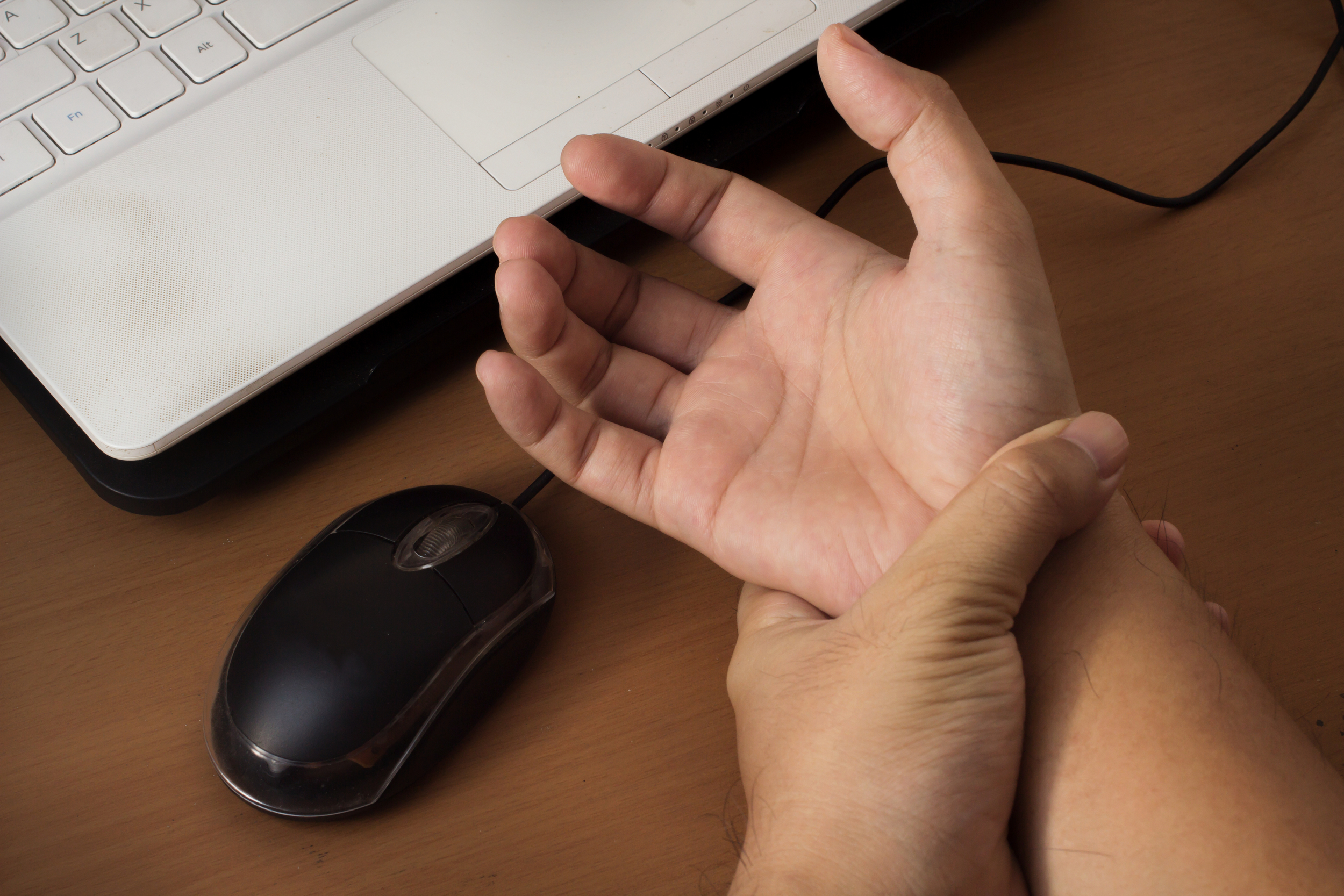 Уставшие руки. Компьютерная мышка в руке. Рука от компьютерной мыши. Рука с компьютерной мышью. Синдром от мышки компьютерной.